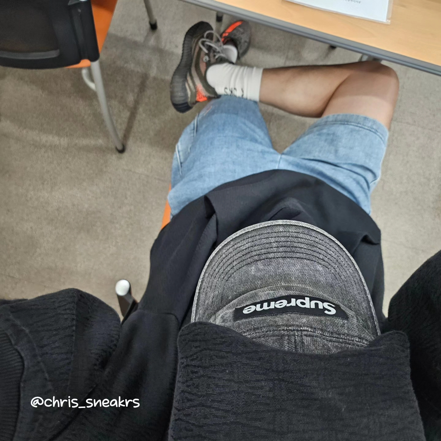 Supreme Denim Camp Cap Washed Black - 22FW, Supreme Webbing Keychain Red - 23SS 착용 스타일 - 3