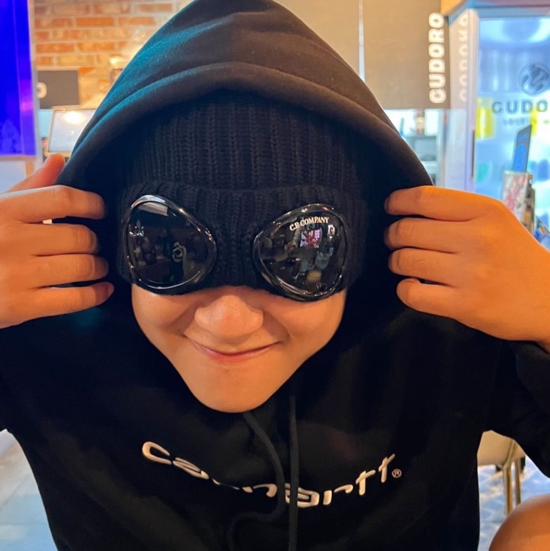Carhartt WIP Hooded Sweatshirt Black, C.P. Company Extra Fine Merino Wool Goggle Beanie Black 착용 스타일