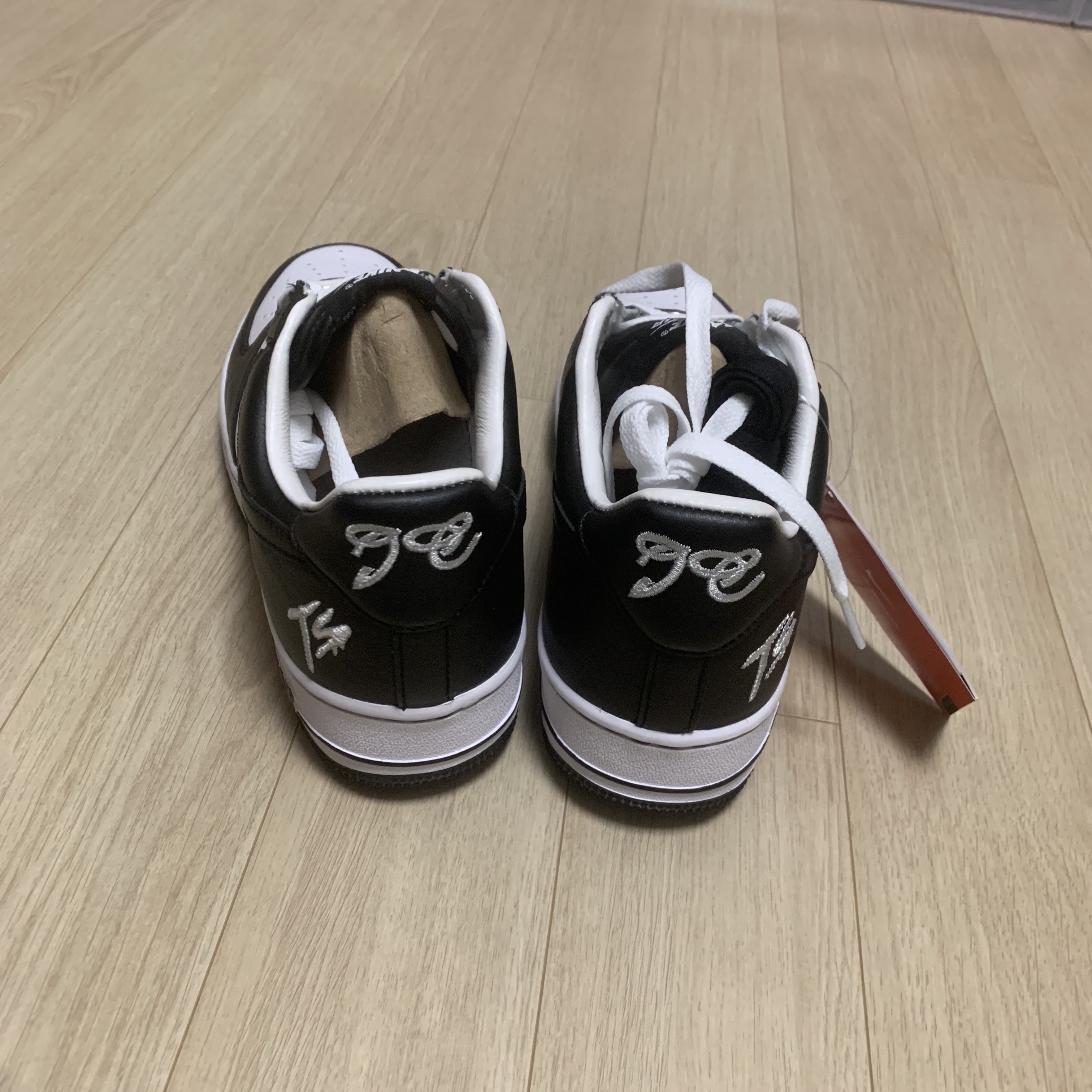 Nike x Terror Squad Air Force 1 Low QS Blackout 착용 스타일 - 3