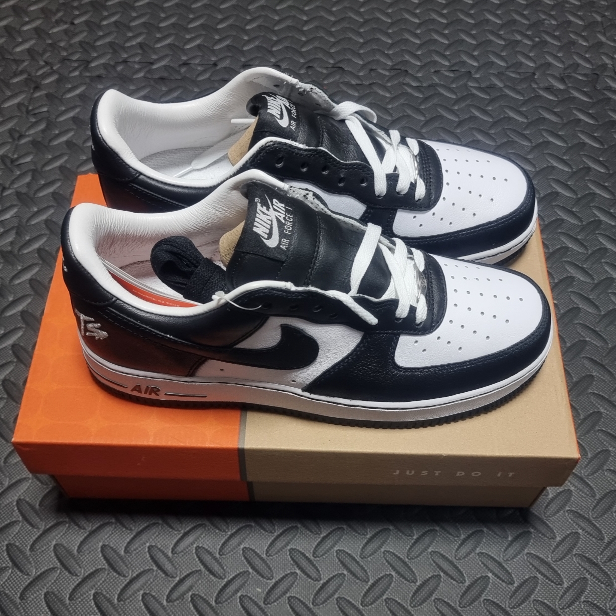 Nike x Terror Squad Air Force 1 Low QS Blackout 착용 스타일