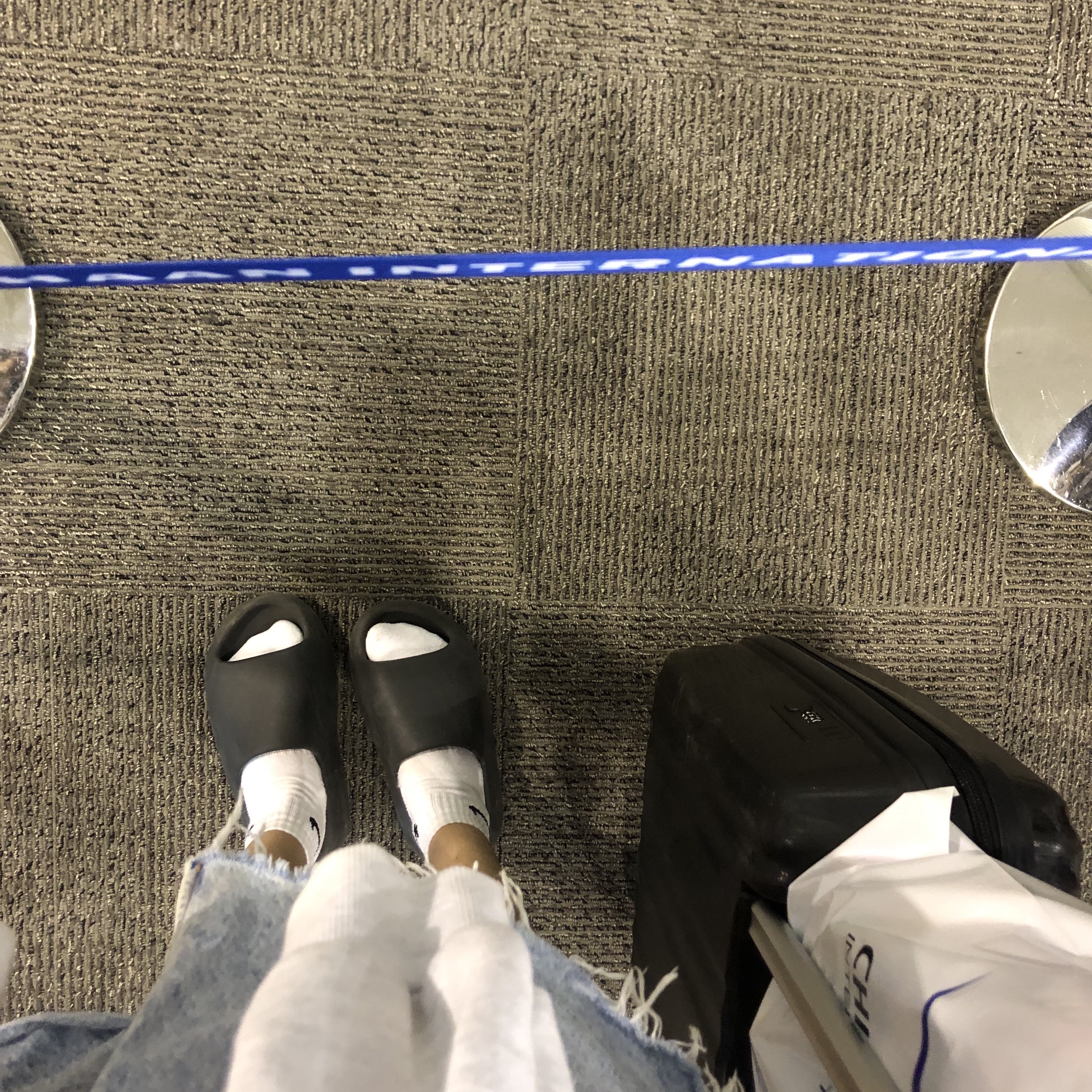 Adidas Yeezy Slide Onyx 착용 스타일 - 1
