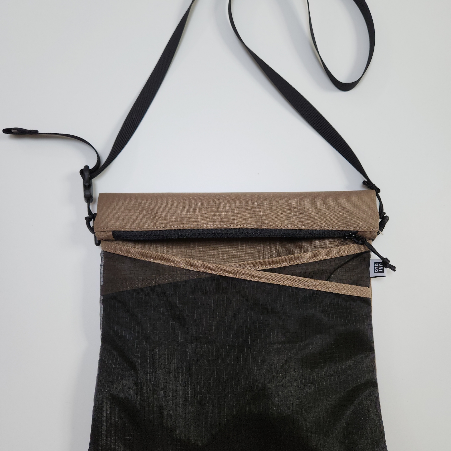 Helinox x Uniqlo Sacoche Black Tan 착용 스타일