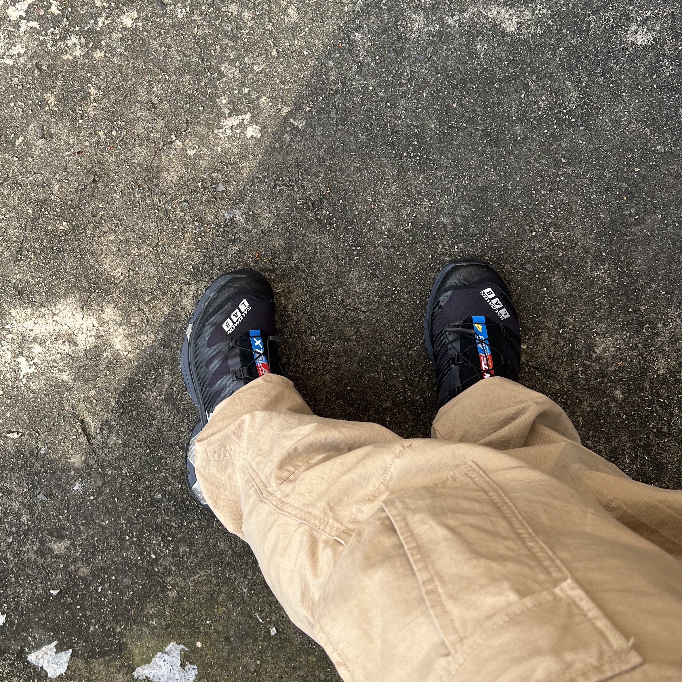 Salomon XT-4 Black Silver Metallic 착용 스타일