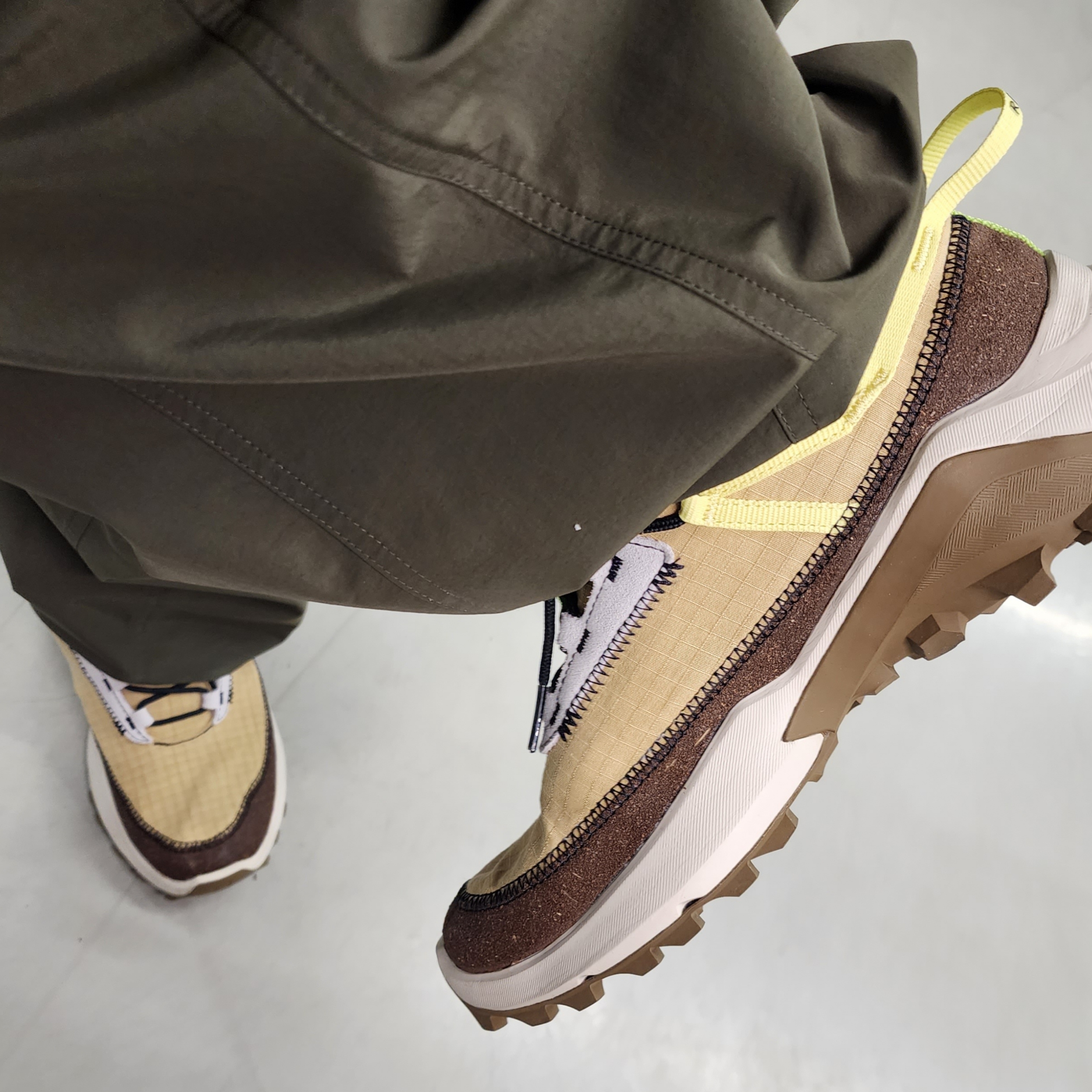 Salomon x Ranra Cross Pro Better Cathay Spice Kelp, Andersson Bell x Asics Cargo Pants Khaki 착용 스타일