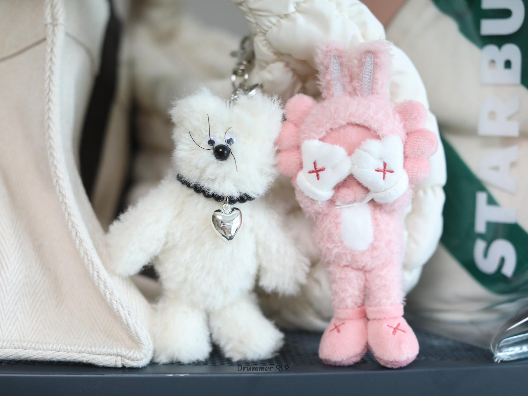 [KREAM 단독] Monamhee Creami Keyring Cream, Kaws Holiday Indonesia Plush Charm 착용 스타일