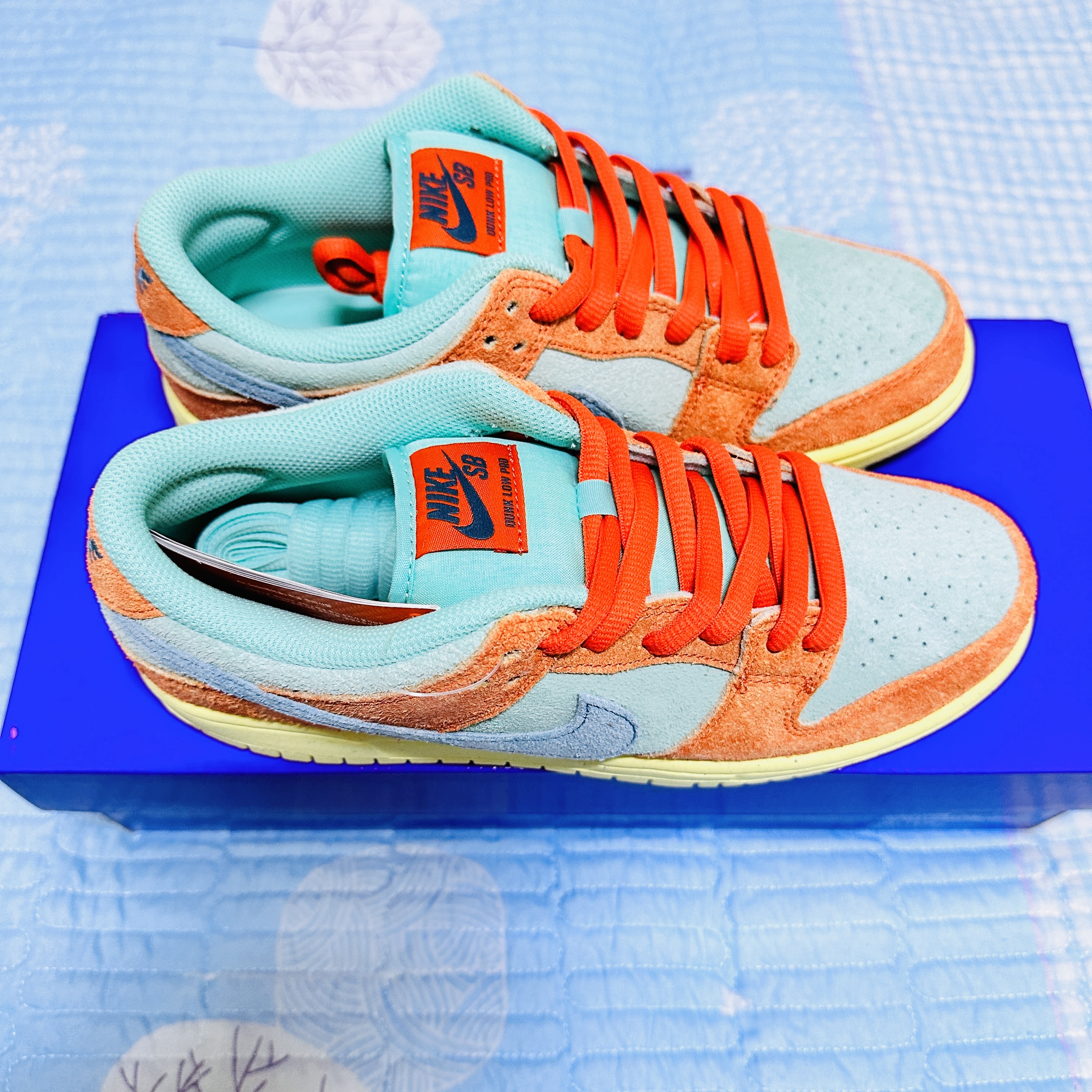 Nike SB Dunk Low Pro Premium Orange and Emerald Rise 착용 스타일 - 4