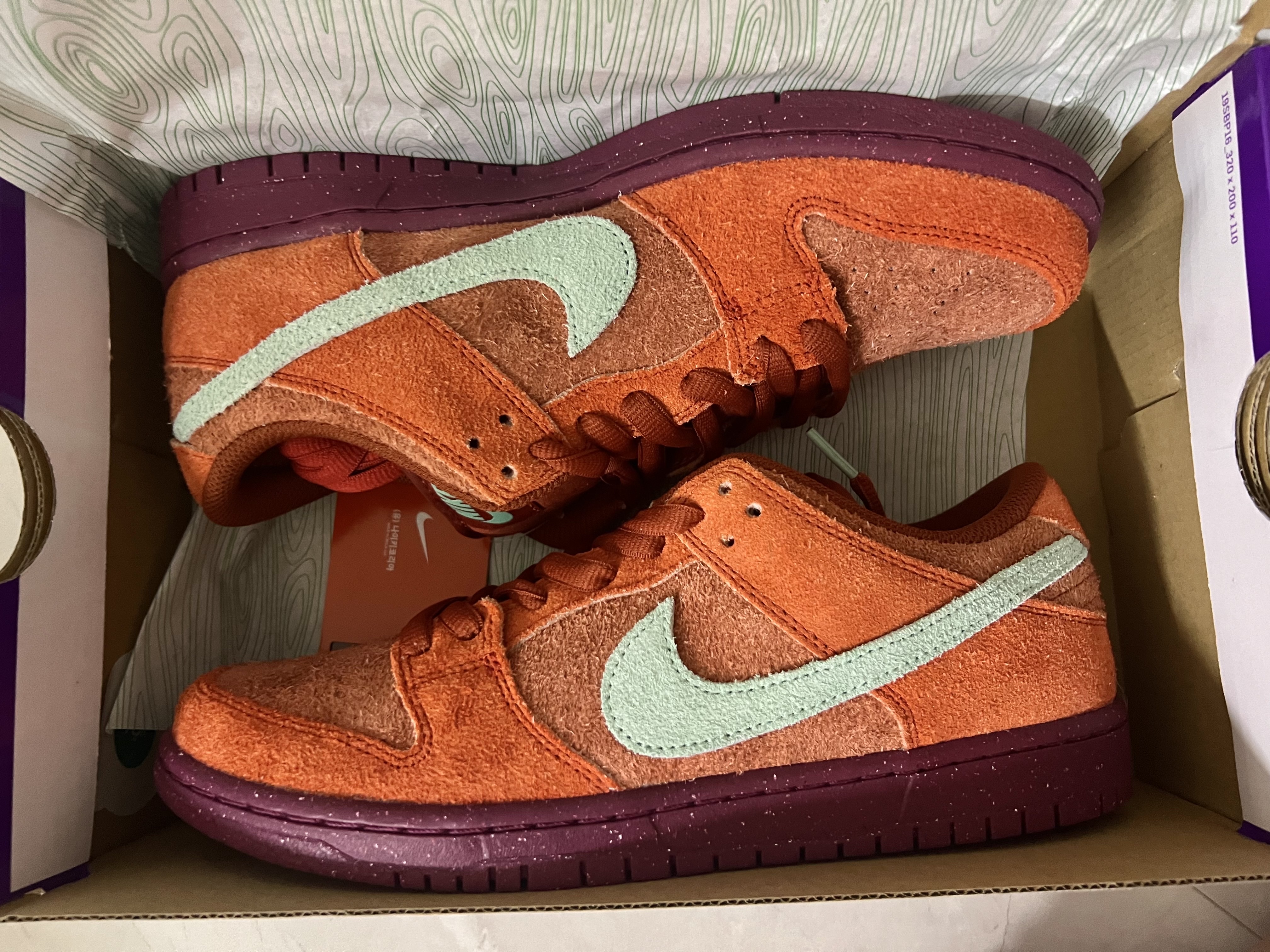 Nike SB Dunk Low Pro Premium Mystic Red and Rosewood 착용 스타일