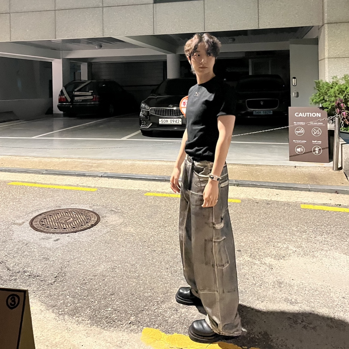 (W) Bottega Veneta Lug Chelsea Boots Black 착용 스타일 - 5