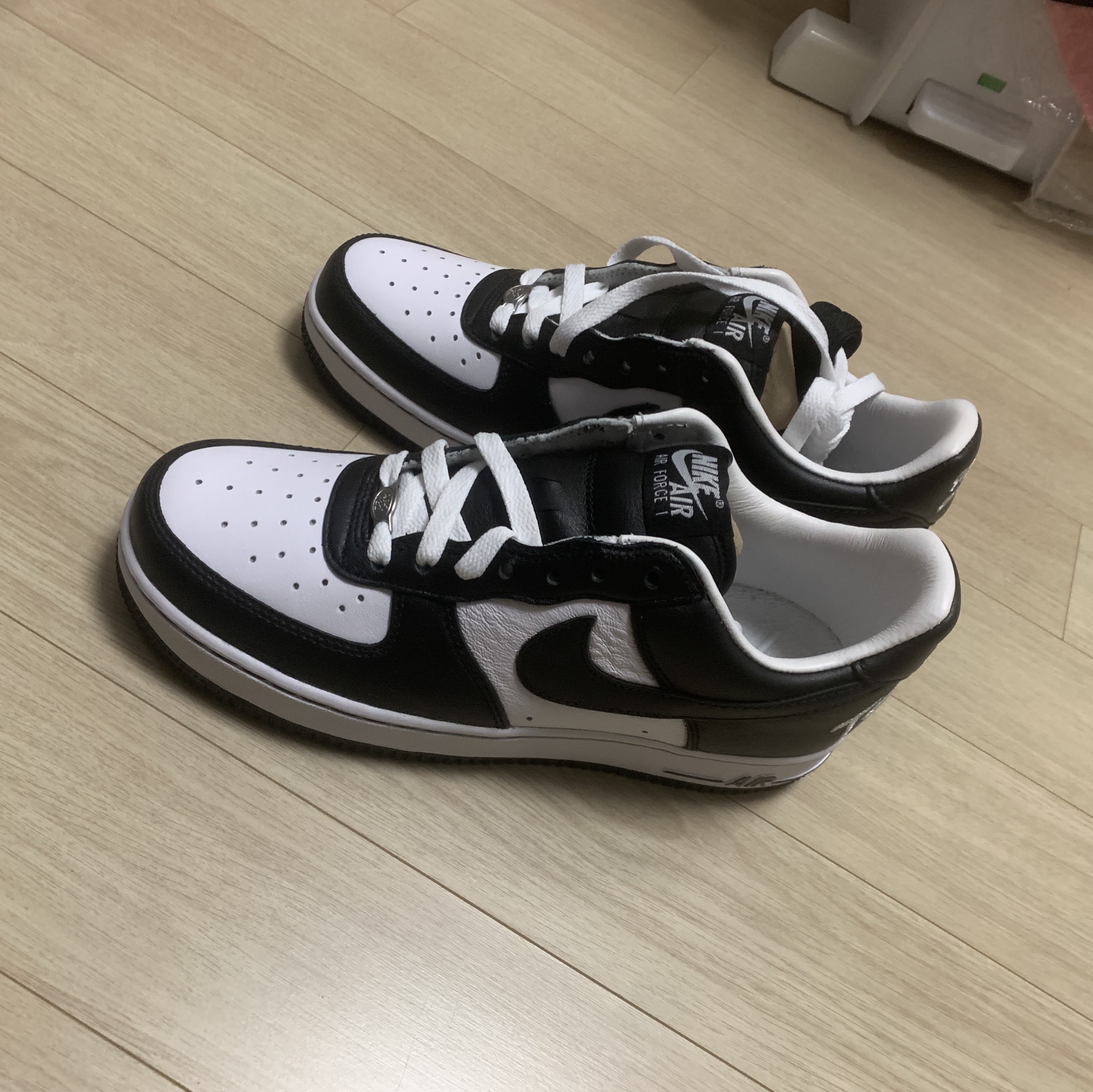 Nike x Terror Squad Air Force 1 Low QS Blackout 착용 스타일 - 2