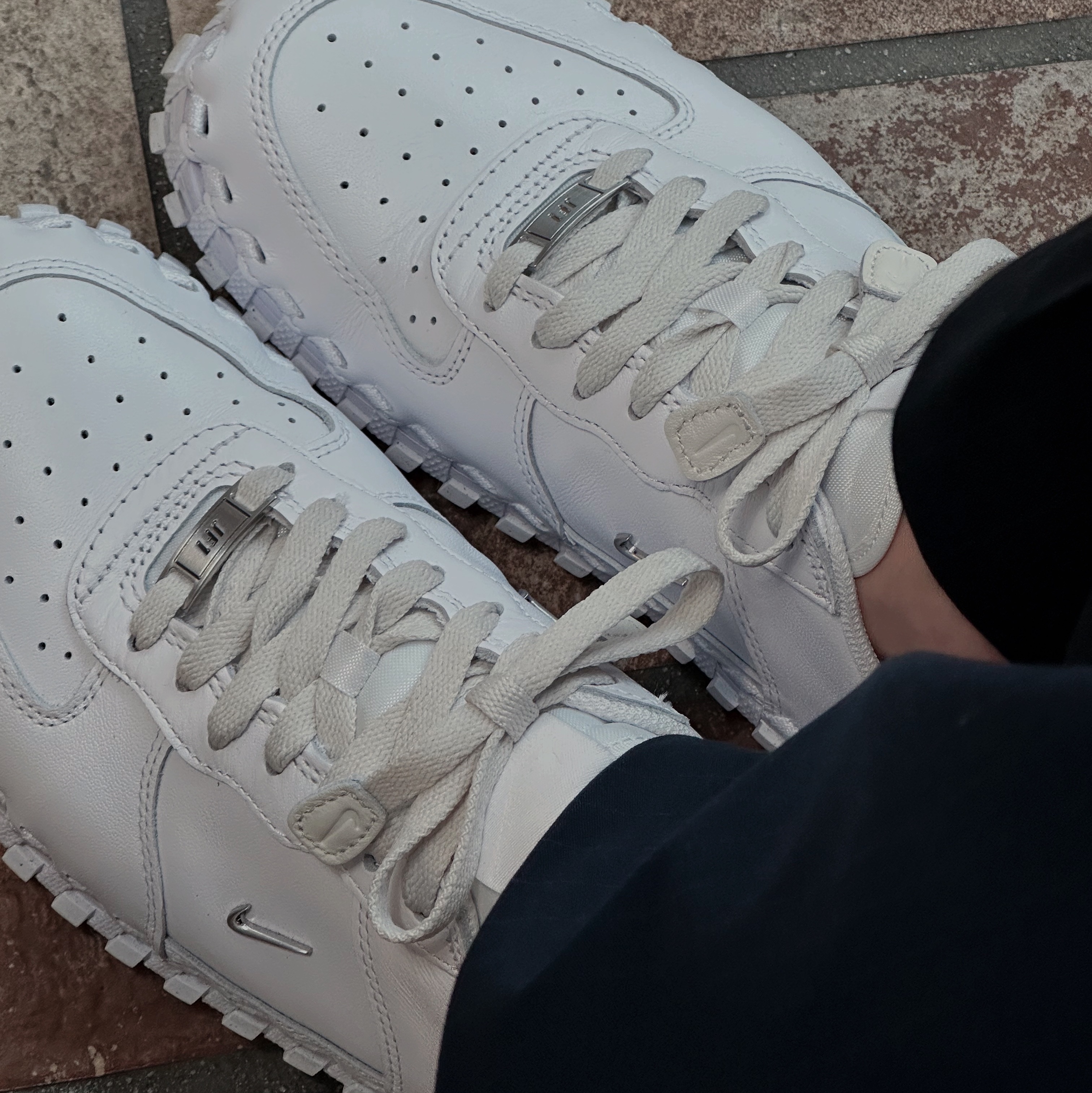 Nike x Jacquemus J Force 1 Low LX SP White, (W) Celine Medium Triomphe Belt in Taurillon Leather Black 착용 스타일 - 2
