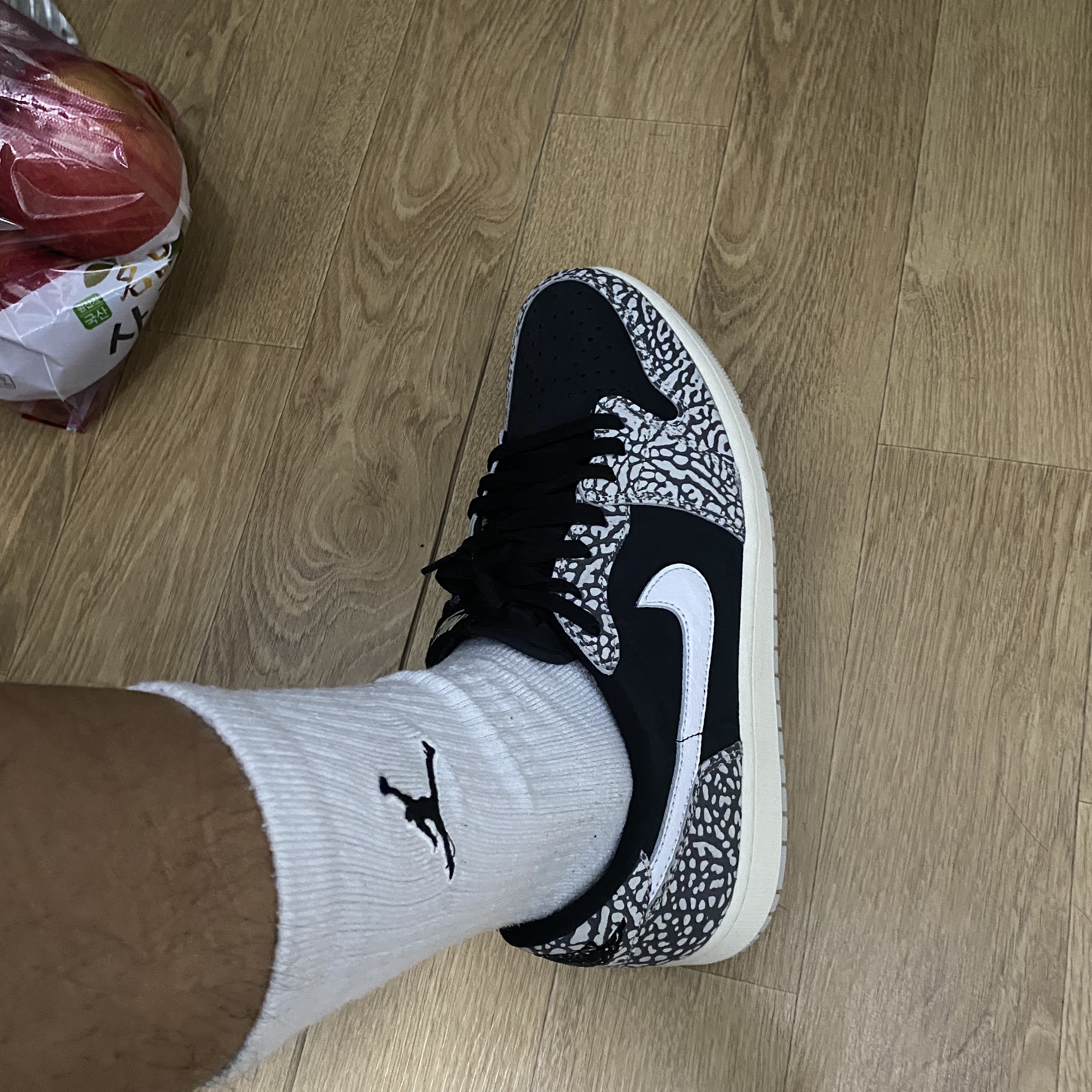 Jordan 1 Retro Low OG Black Cement 착용 스타일 - 2