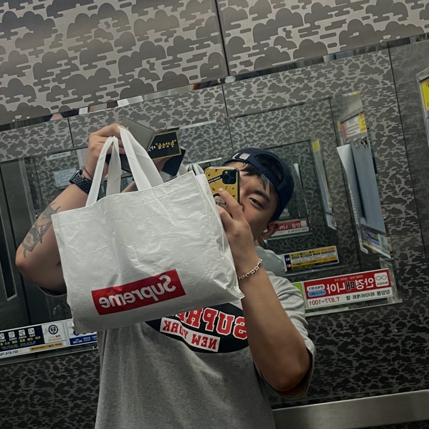 Supreme New York T-Shirt Heather Grey - 23SS, Human Made 6 Panel Twill Cap #2 Navy 착용 스타일 - 1