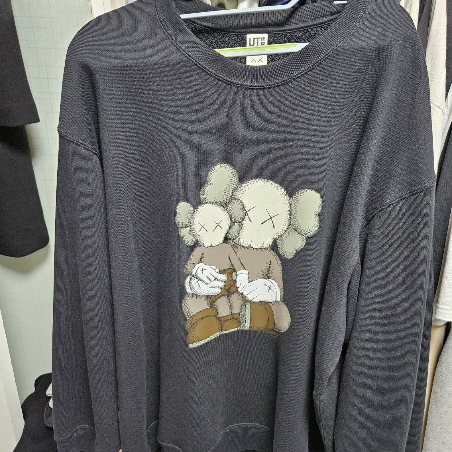 Uniqlo UT x Kaws Long Sleeve Sweatshirt Black 착용 스타일