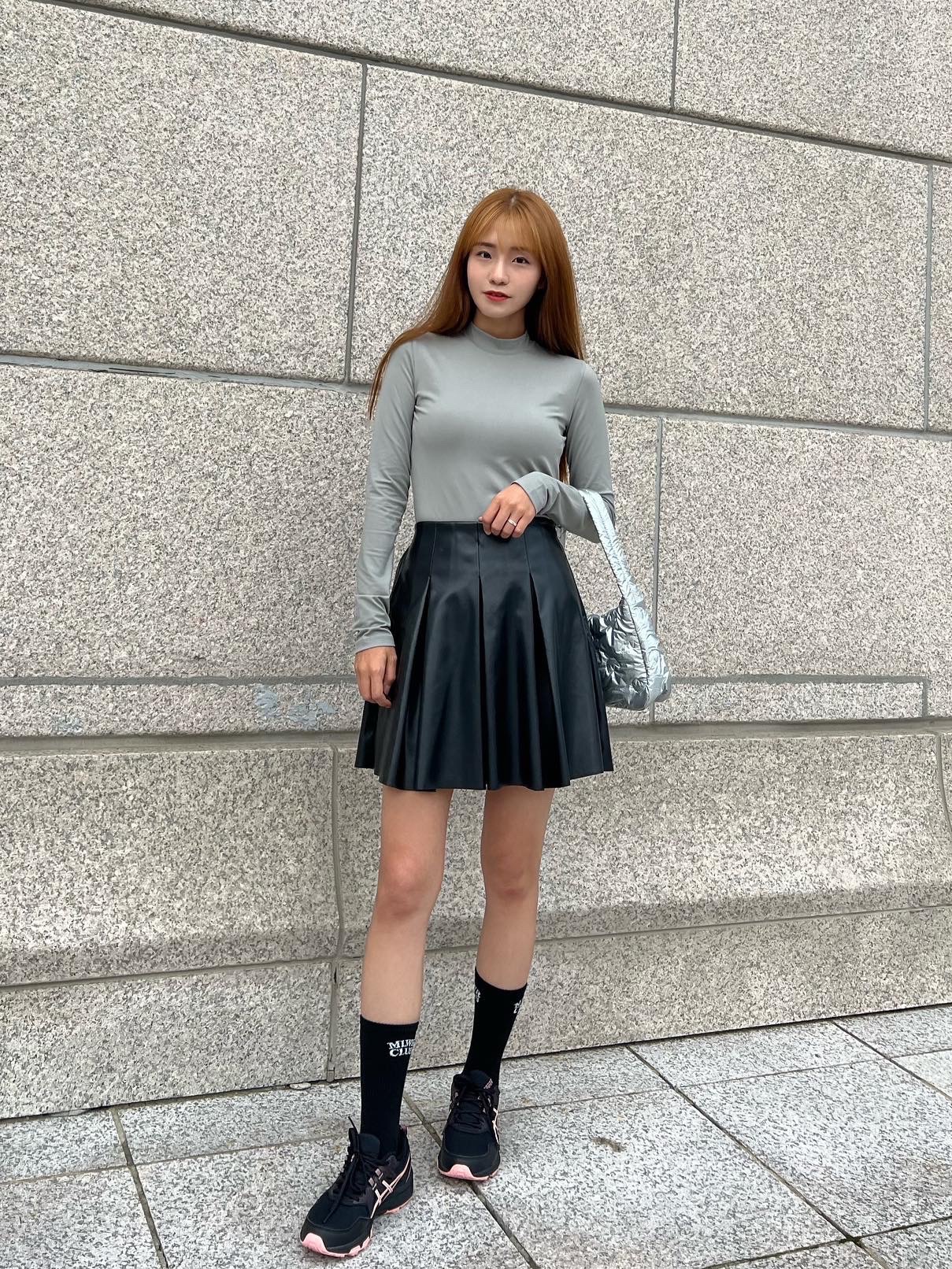 Adidas Puffy Satin Mini Shoulder Bag Silver Metallic, (W) Asics Gel-Venture 8 Black Frosted Rose 착용 스타일 - 1
