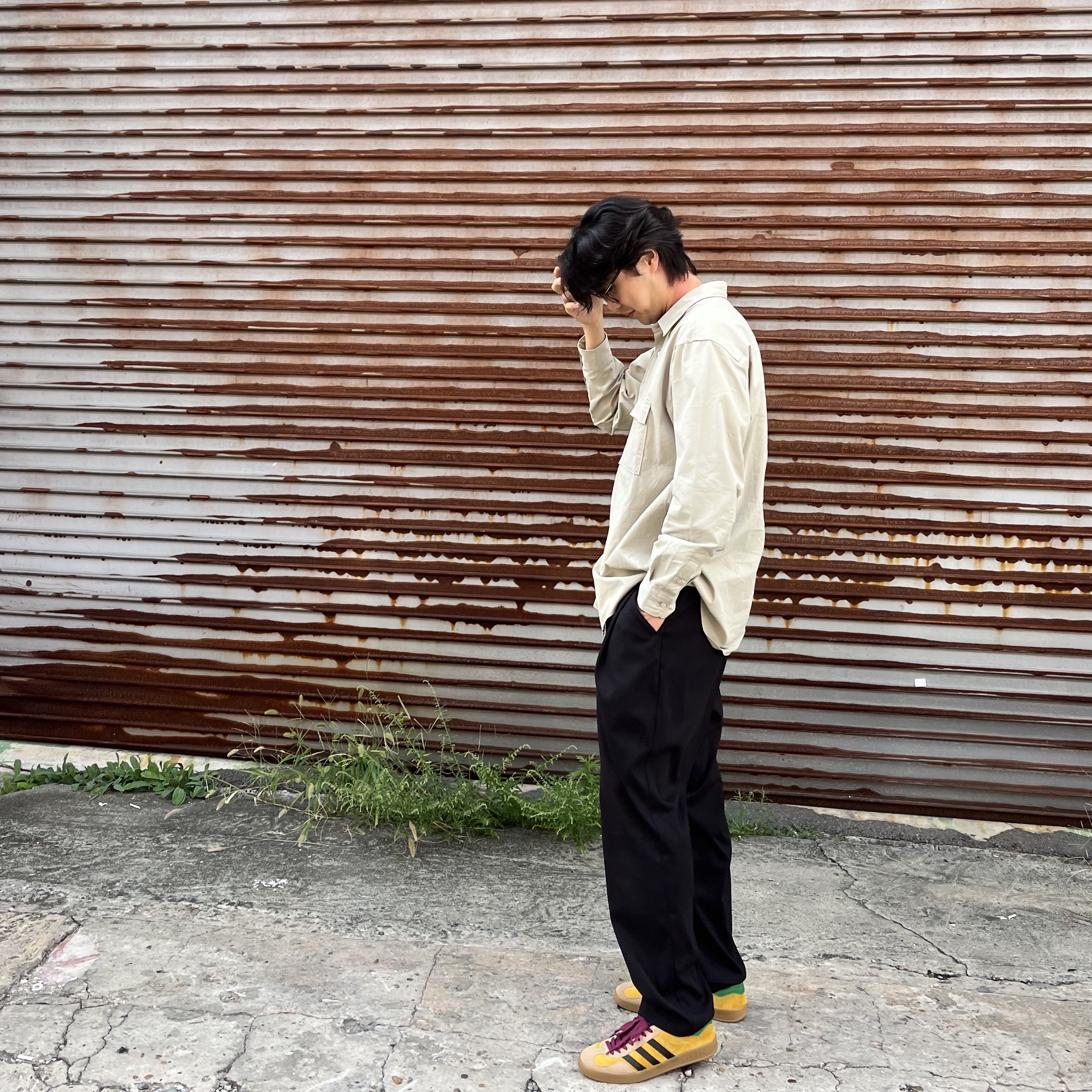 Gucci x Adidas Gazelle Sneakers Yellow Velvet Beige Suede 착용 스타일