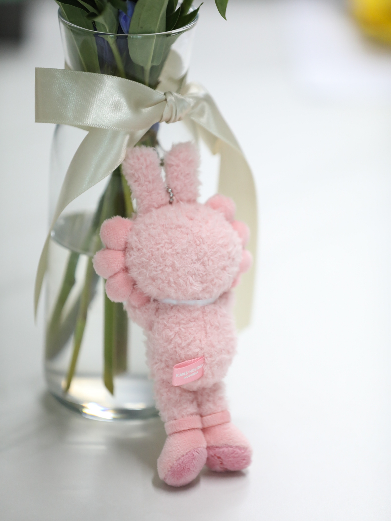 Kaws Holiday Indonesia Plush Charm 착용 스타일 - 2