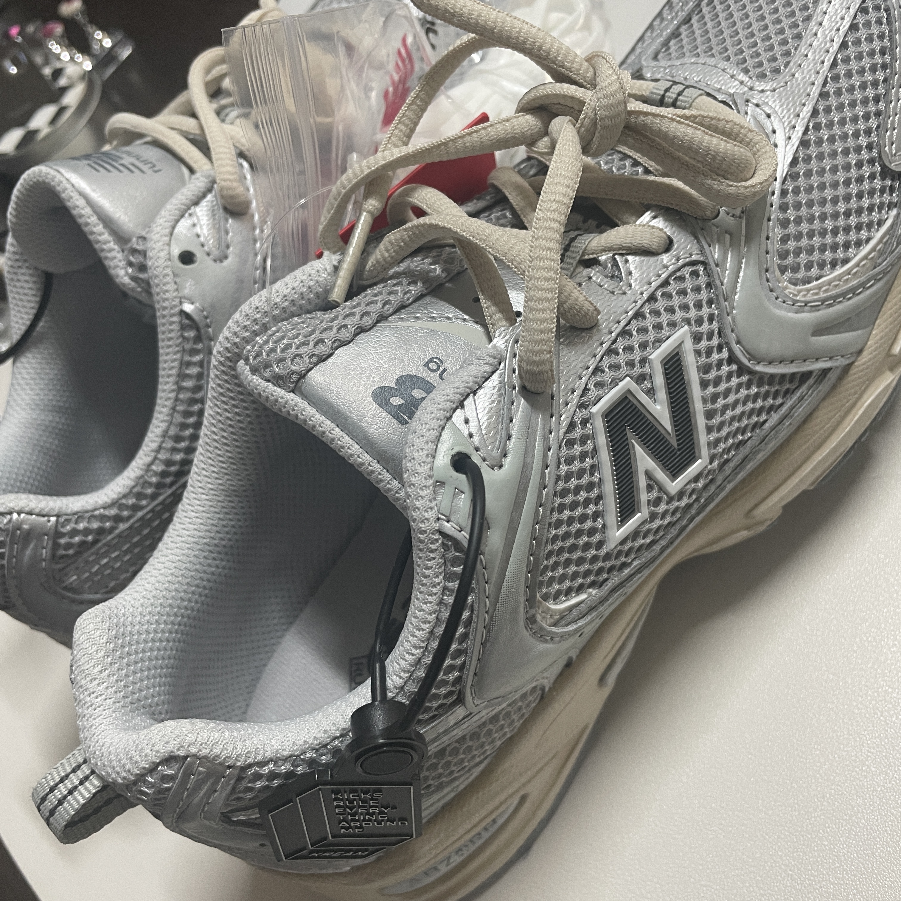 New Balance 530 Vintage Metallic Silver 착용 스타일