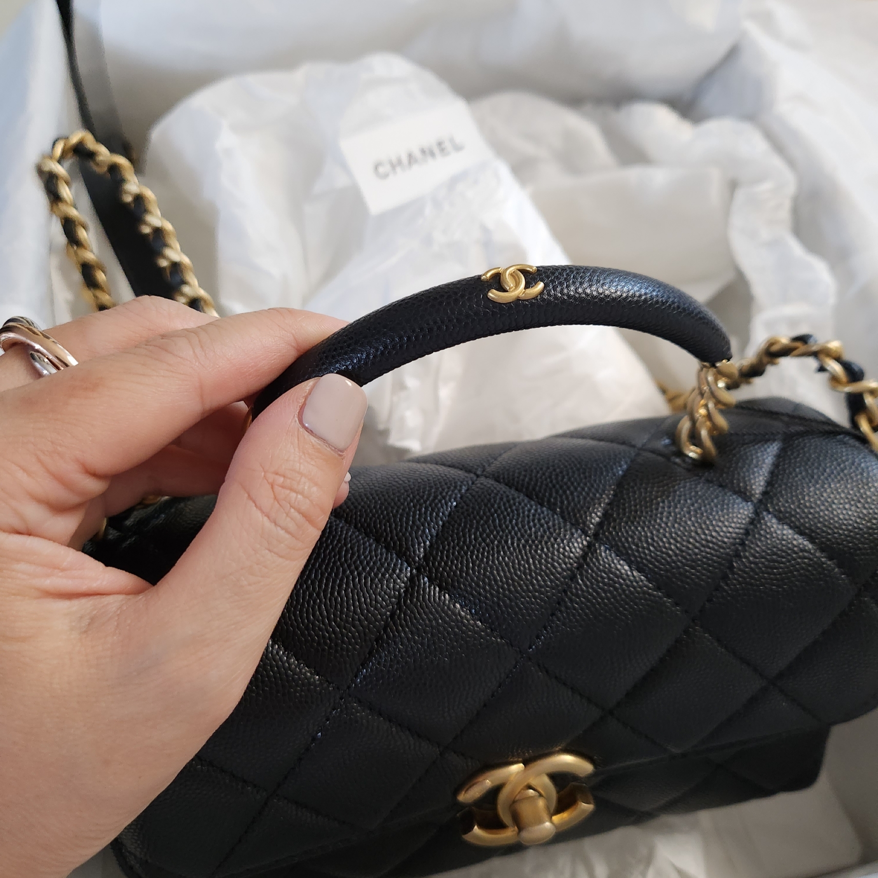 Chanel Mini Flap Bag with Top Handle Grained Shiny Calfskin & Gold Black 착용 스타일 - 3