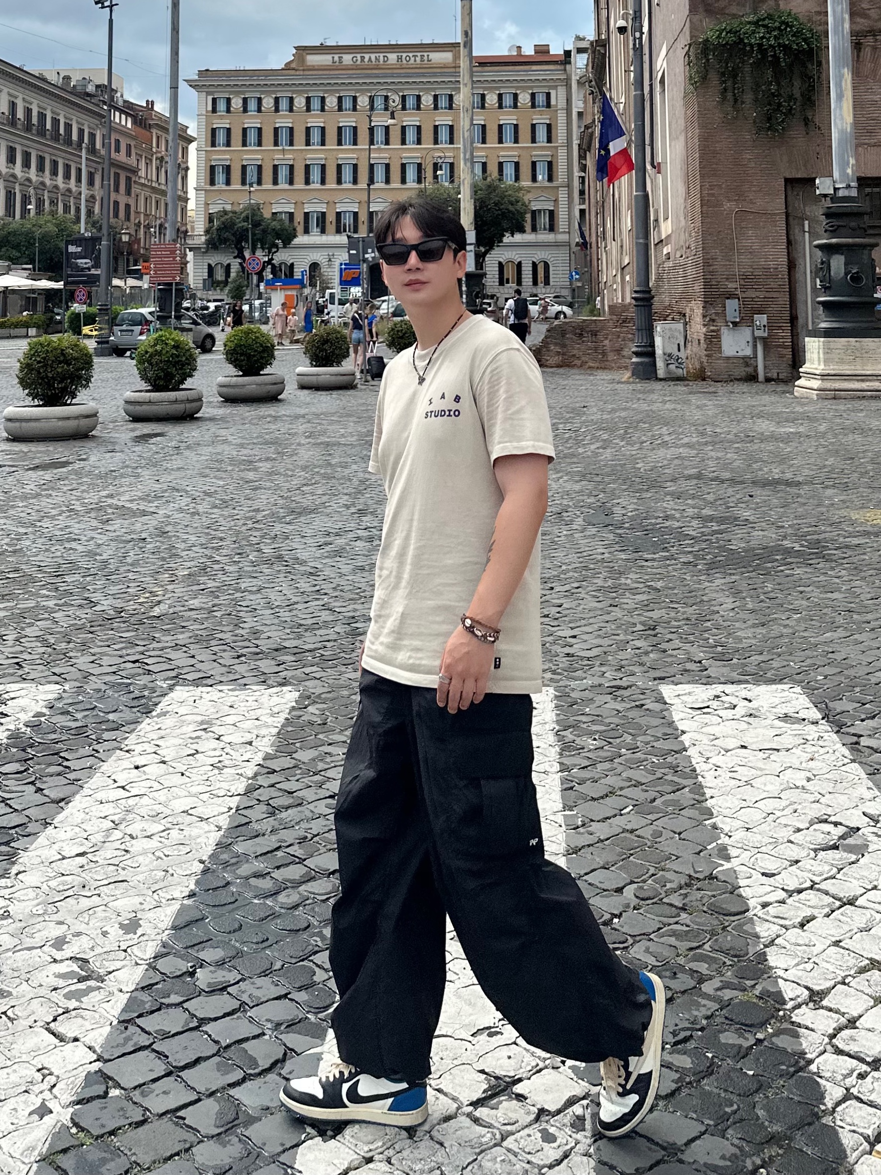 IAB Studio Pigment T-Shirt Oatmeal, Jordan 1 x Travis Scott x Fragment Retro Low OG SP Military Blue 착용 스타일 - 1