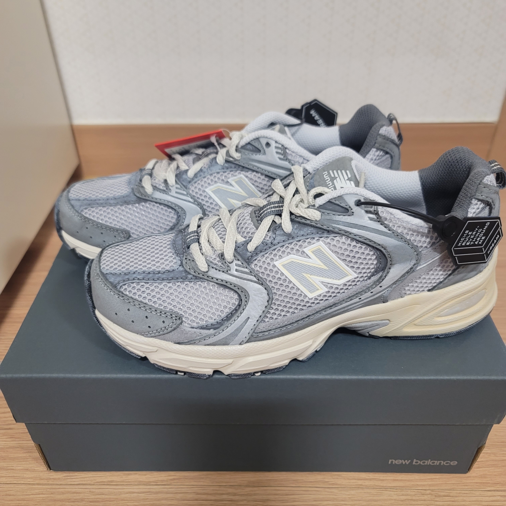New Balance 530 Premium Vintage Grey Matter 착용 스타일 - 1