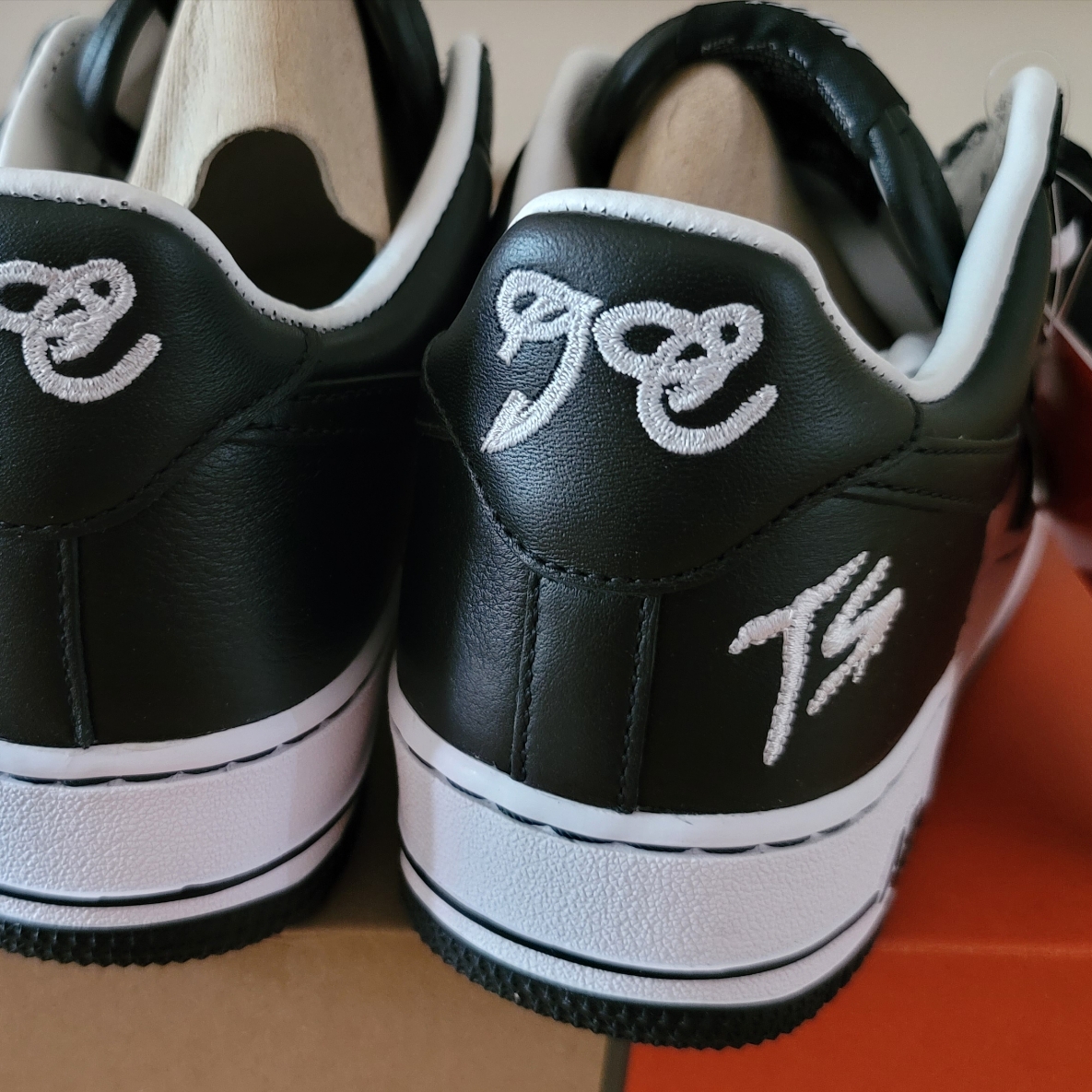 Nike x Terror Squad Air Force 1 Low QS Blackout 착용 스타일 - 3