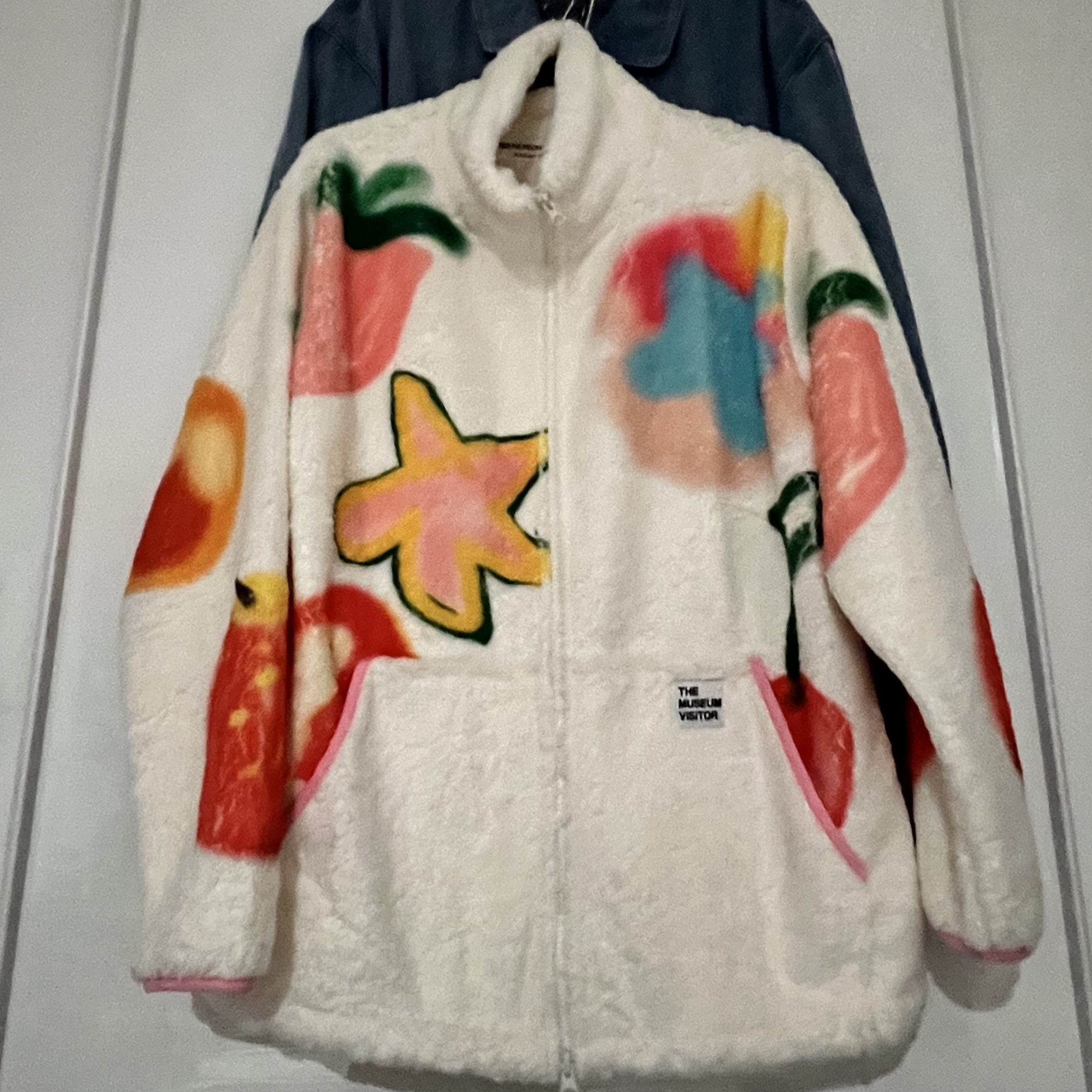 The Museum Visitor Character Drawing Fleece Jacket Ivory 착용 스타일