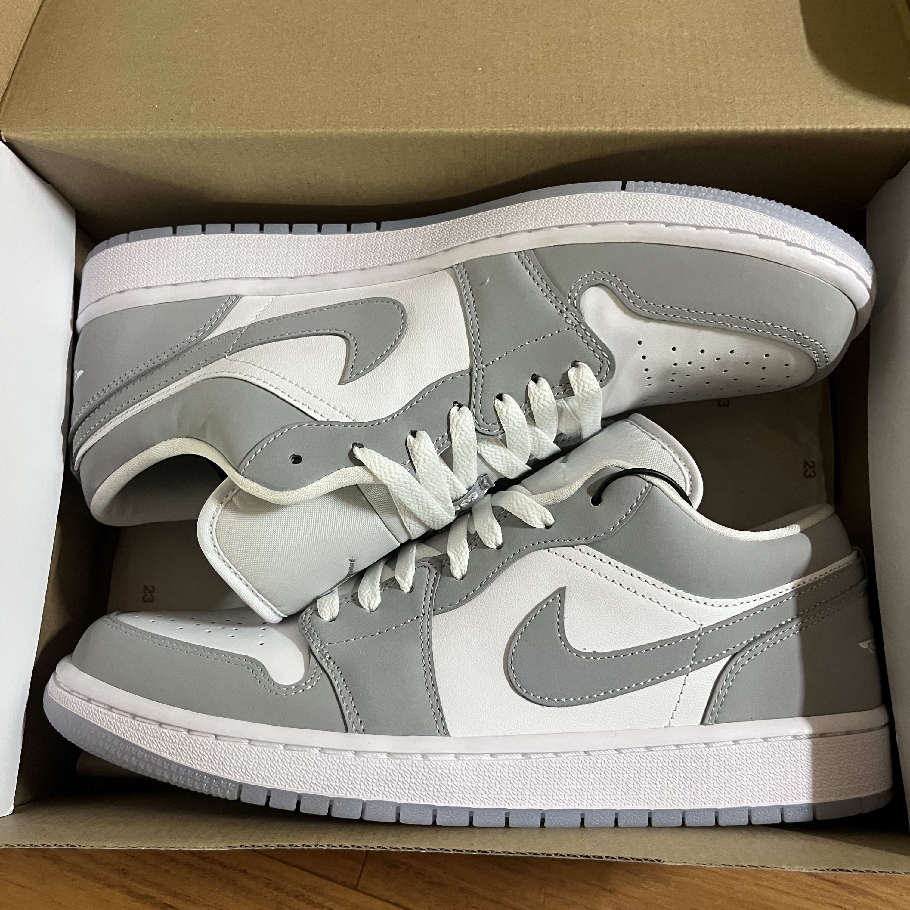 (W) Jordan 1 Low White Wolf Grey 착용 스타일 - 1