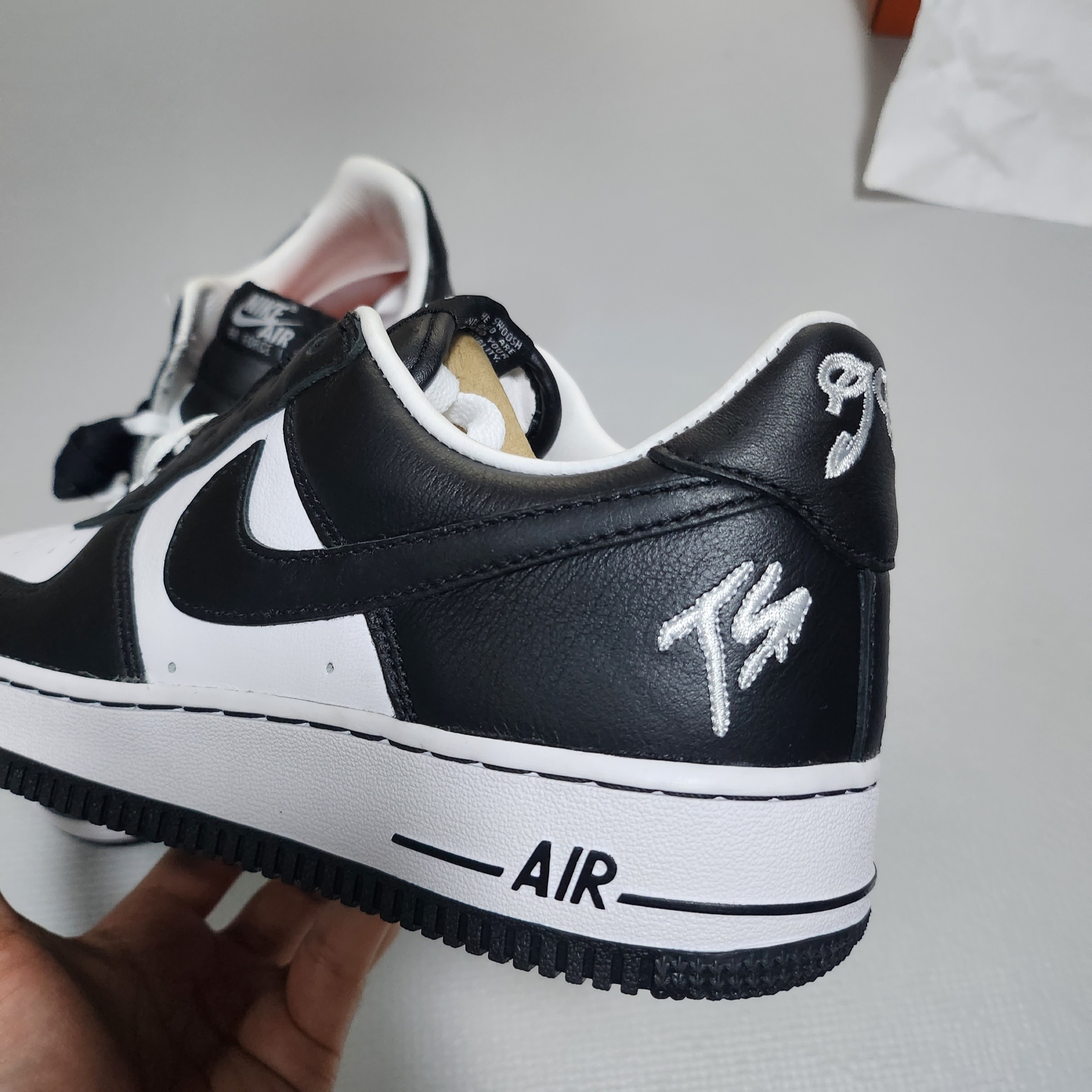Nike x Terror Squad Air Force 1 Low QS Blackout 착용 스타일 - 2
