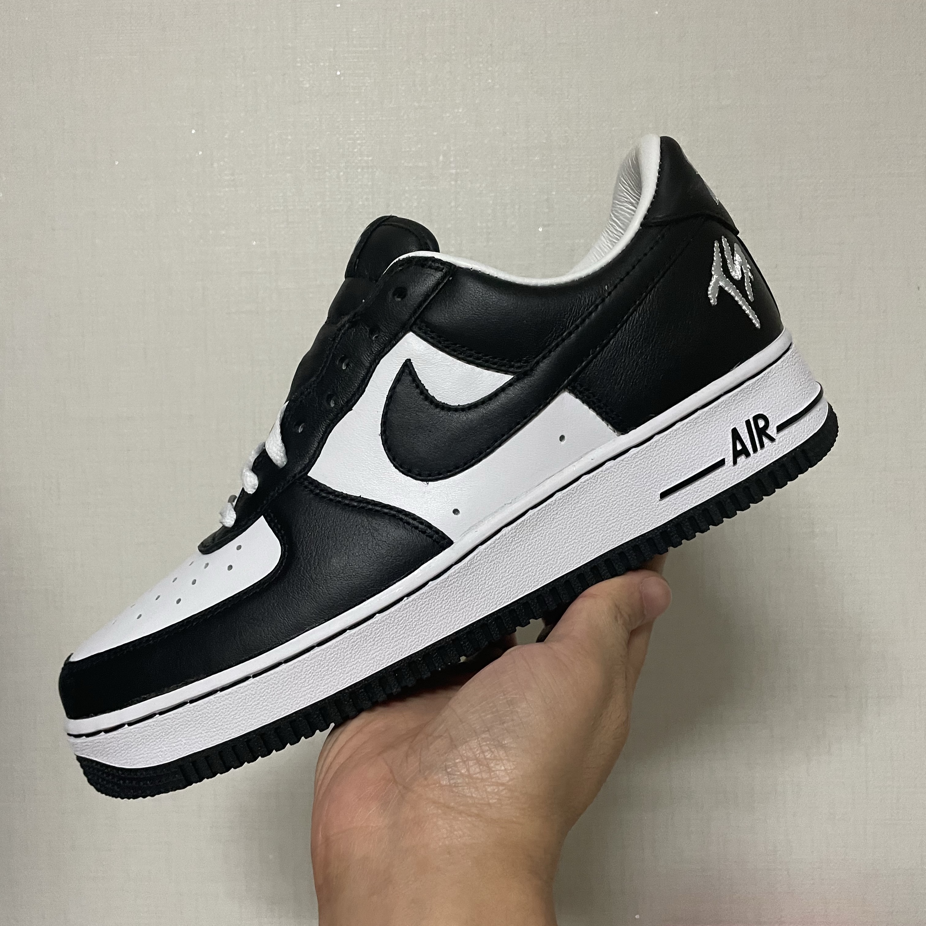 Nike x Terror Squad Air Force 1 Low QS Blackout 착용 스타일 - 1
