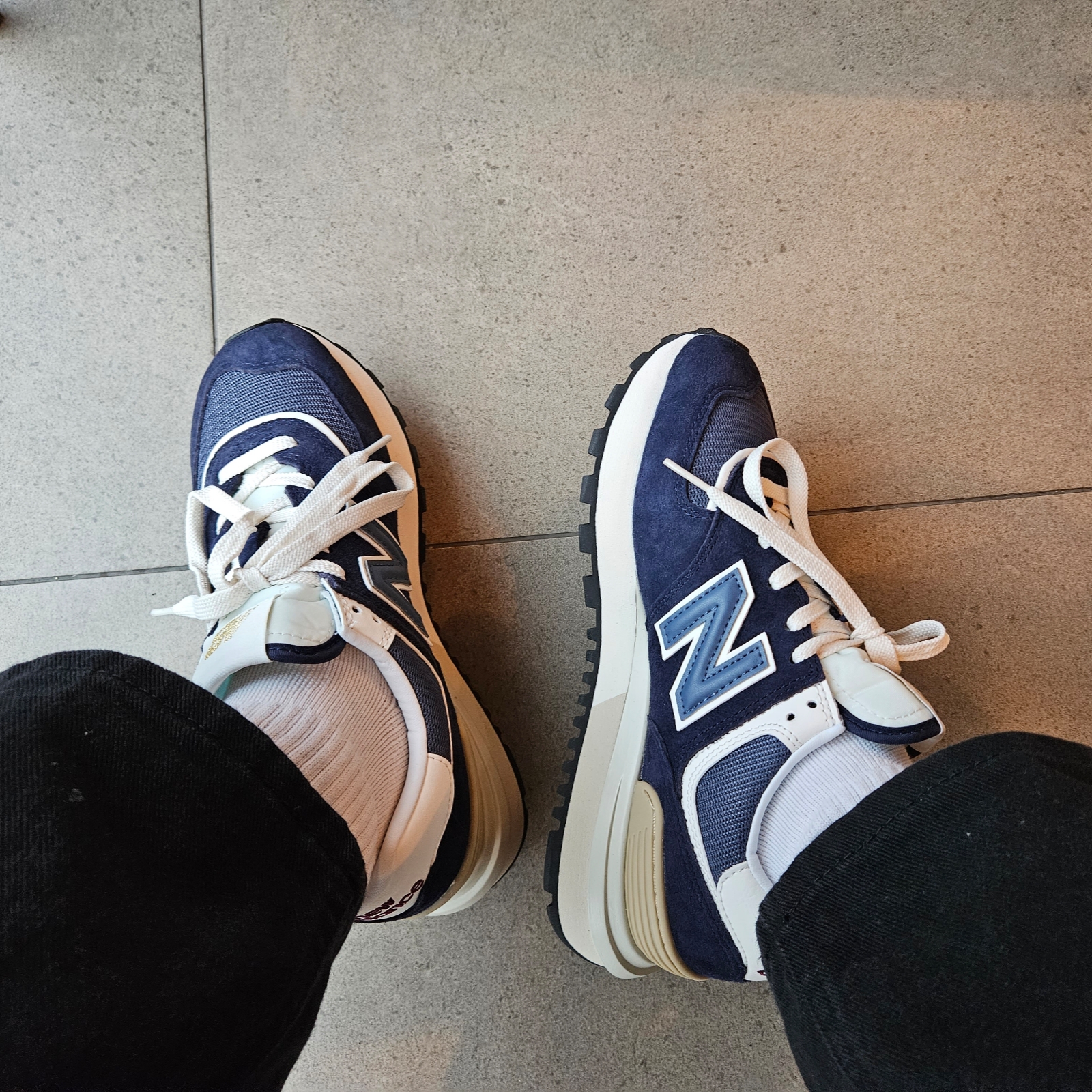New Balance 574 Legacy Navy 착용 스타일 - 1
