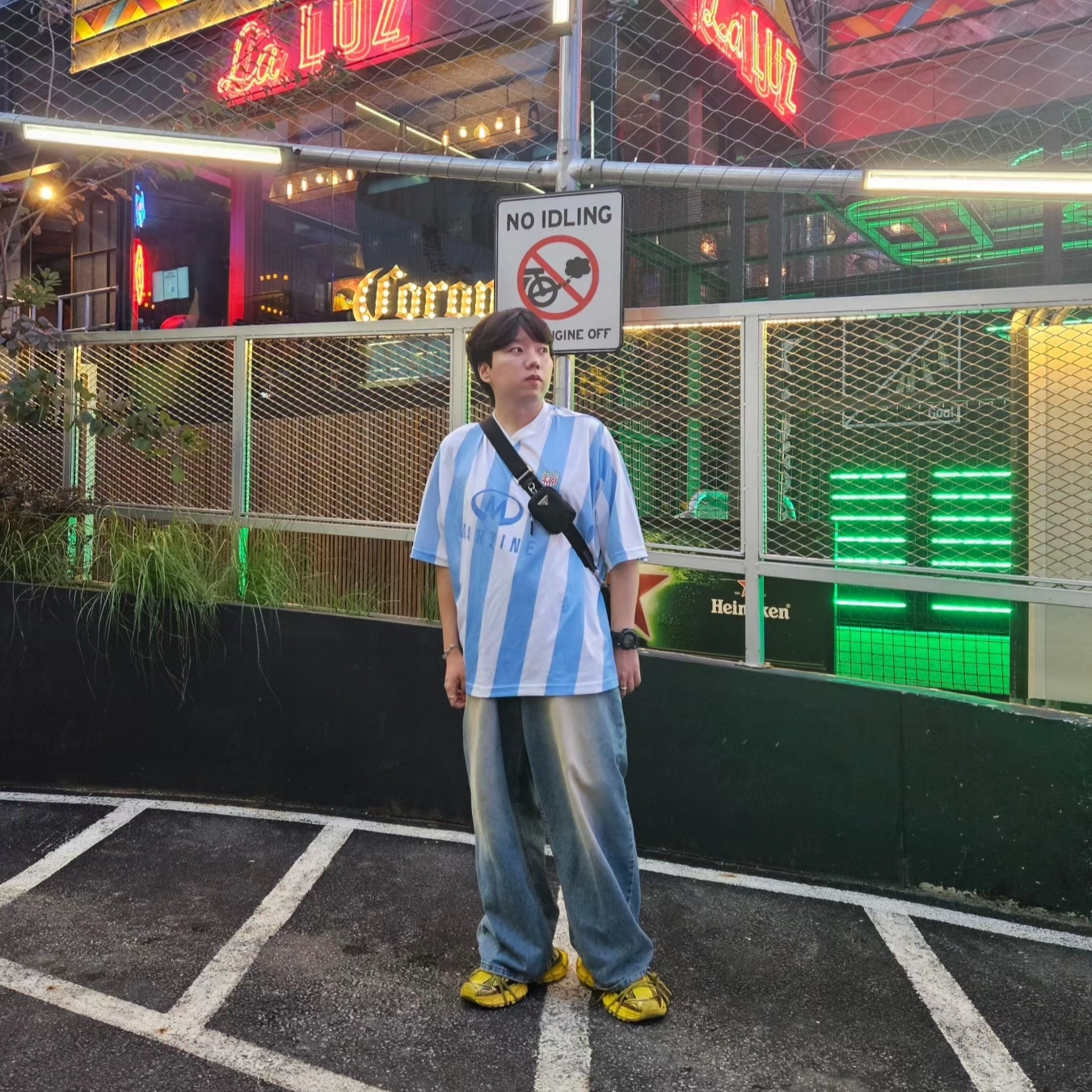 Balenciaga 3XL Sneakers Yellow Black, Martine Rose Twist Short Sleeve Football Top White Light Blue Stripe Print 착용 스타일