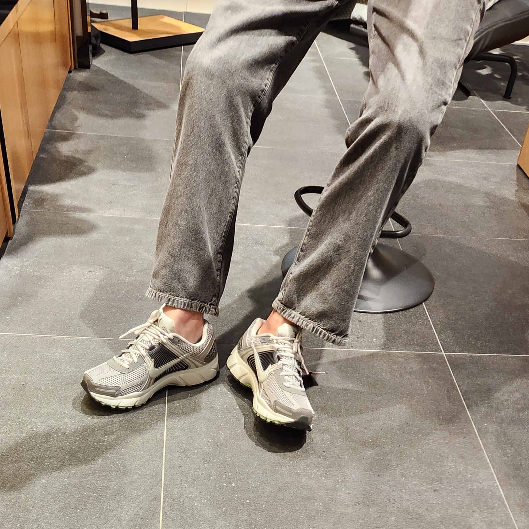 (W) Nike Zoom Vomero 5 Cobblestone and Flat Pewter 착용 스타일 - 1
