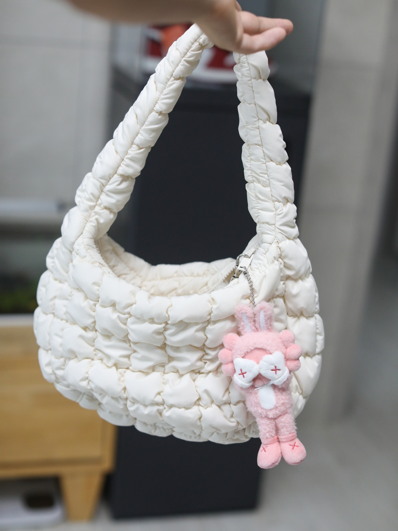 Kaws Holiday Indonesia Plush Charm, COS Quilted Mini Bag Cream 착용 스타일