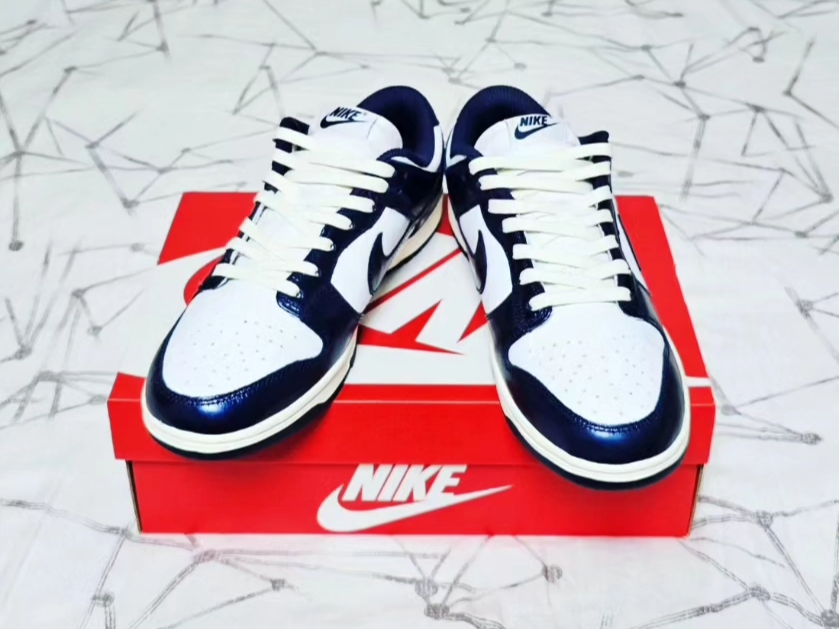 (W) Nike Dunk Low PRM Midnight Navy and White 착용 스타일 - 3
