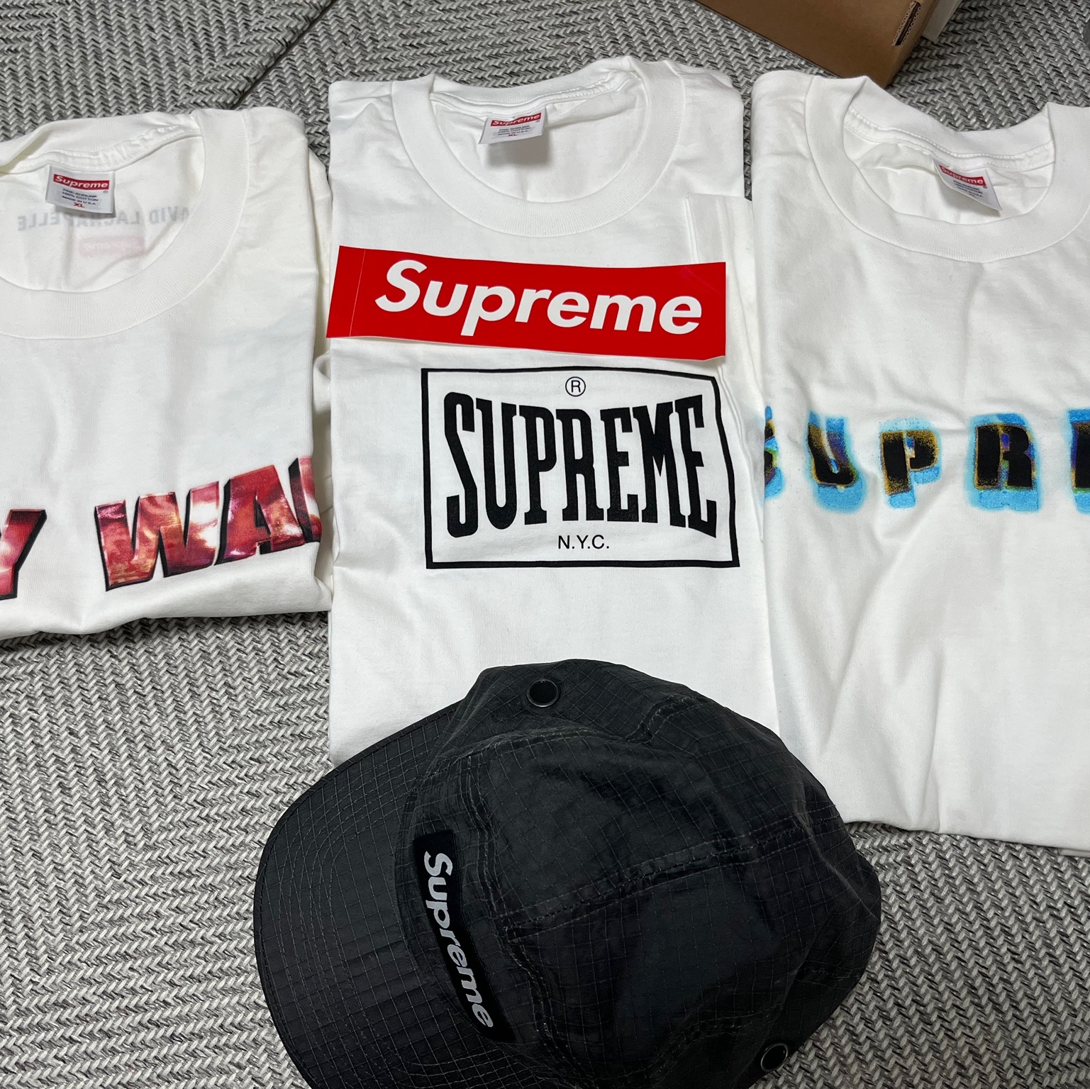 Supreme Holy War T-Shirt White - 23FW, Supreme Warm Up T-Shirt White - 23FW 착용 스타일