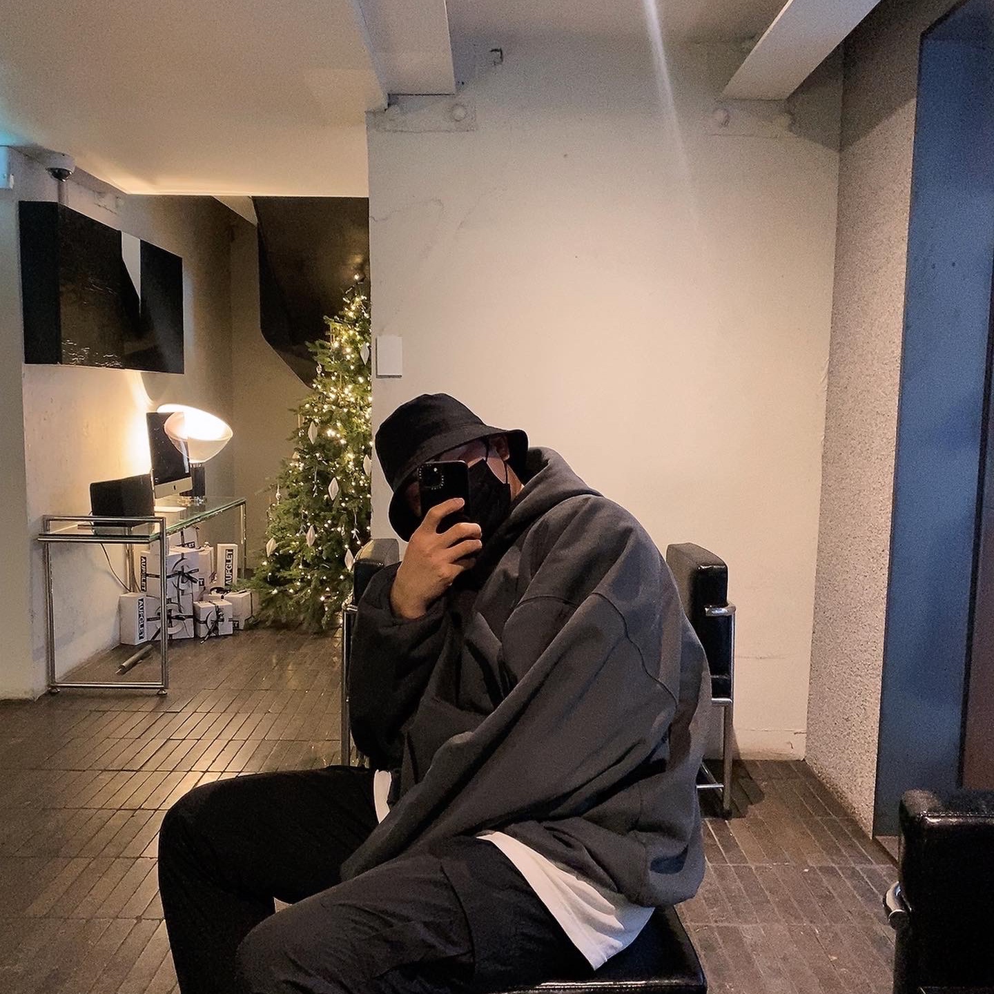 Yeezy Gap Engineered By Balenciaga Dove Hoodie Black 착용 스타일 - 3