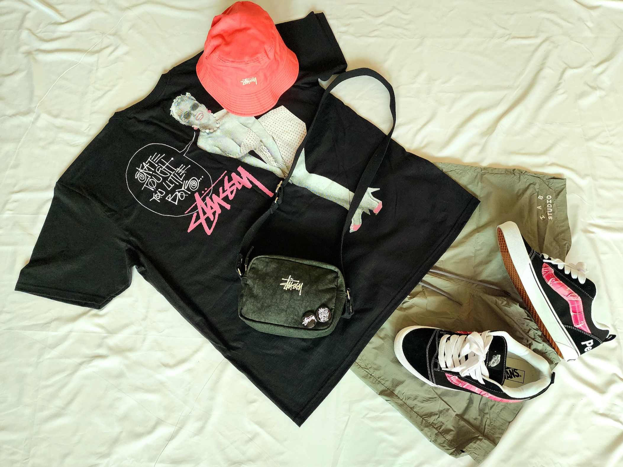 Stussy Washed Stock Bucket Hat Pink, Stussy Skate Tough T-Shirt Black 착용 스타일 - 1