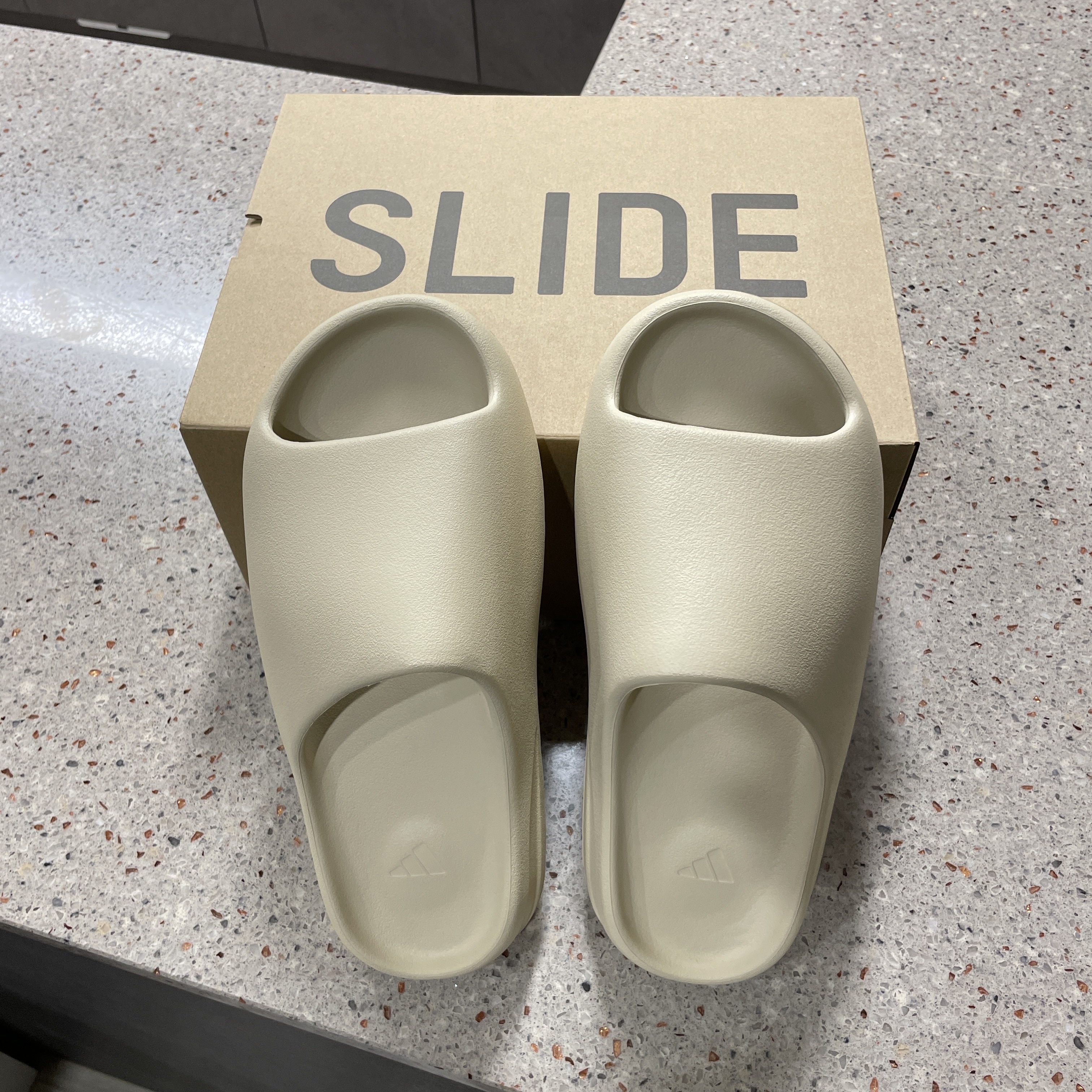 Adidas Yeezy Slide Slate Marine, Adidas Yeezy Slide Pure - Re-Release Ver. 착용 스타일 - 2