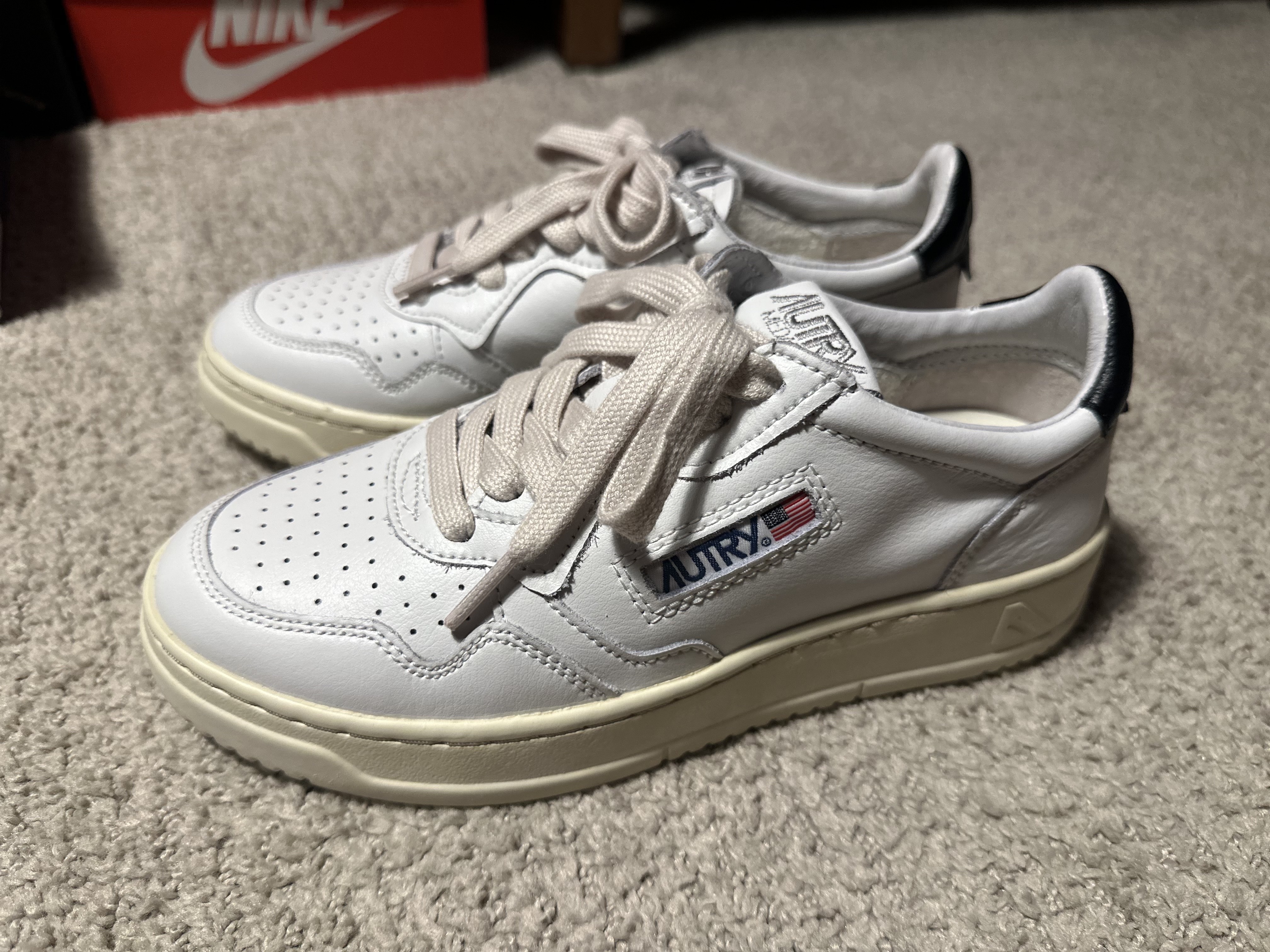 (W) Autry Medalist Low Leather Sneakers White Black, New Balance x Aime Leon Dore T500 Red 착용 스타일 - 4