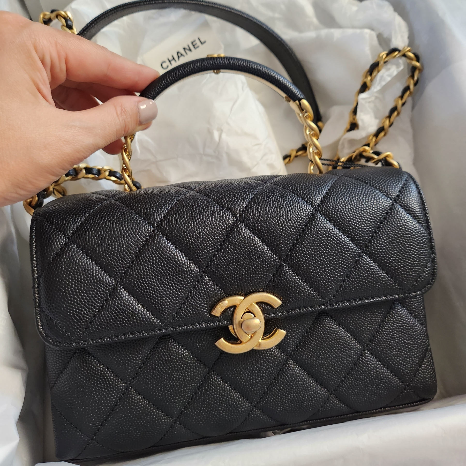 Chanel Mini Flap Bag with Top Handle Grained Shiny Calfskin & Gold Black 착용 스타일 - 1