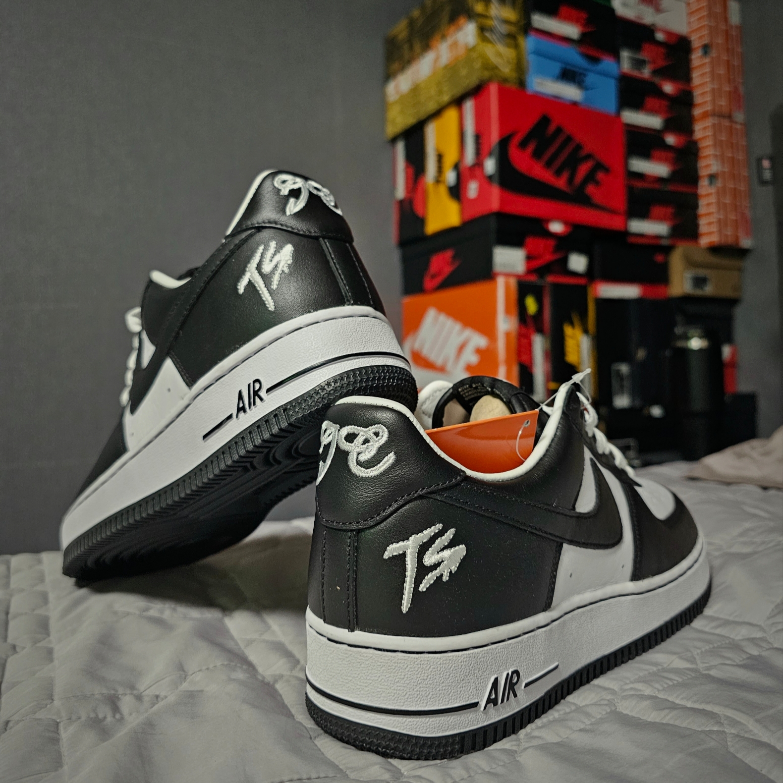 Nike x Terror Squad Air Force 1 Low QS Blackout 착용 스타일 - 2