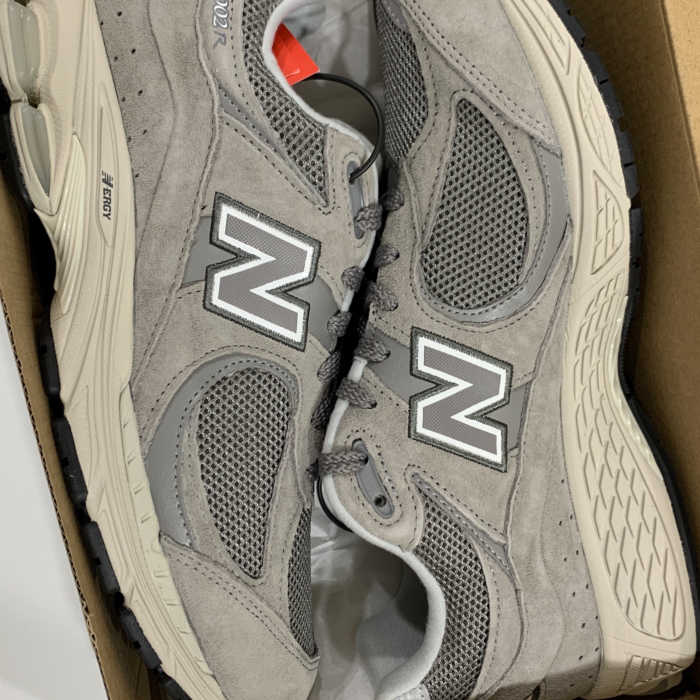 New Balance 2002R Grey 착용 스타일