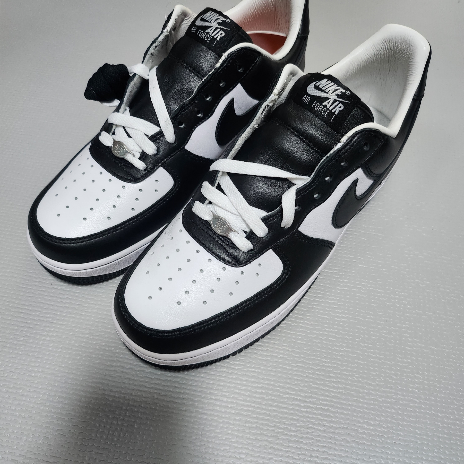 Nike x Terror Squad Air Force 1 Low QS Blackout 착용 스타일 - 1