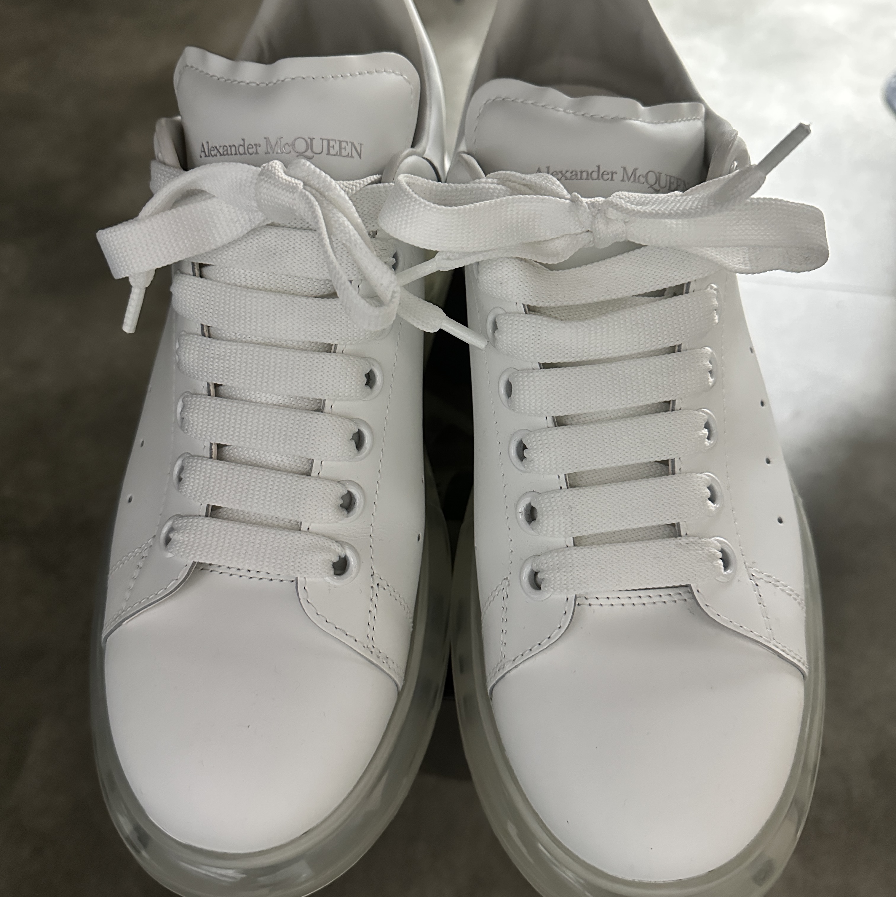 Alexander McQueen Oversized Sneakers Clear Sole White 착용 스타일