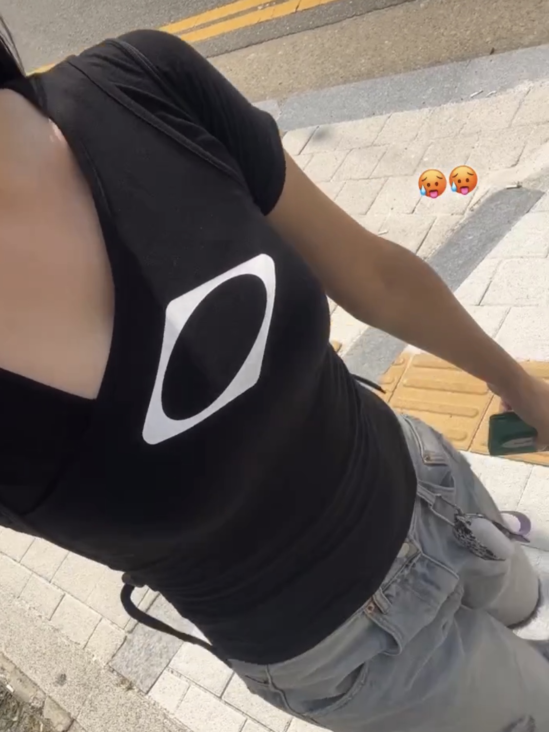 (W) Mischief Rhombus One Shoulder Top Black 착용 스타일 - 5