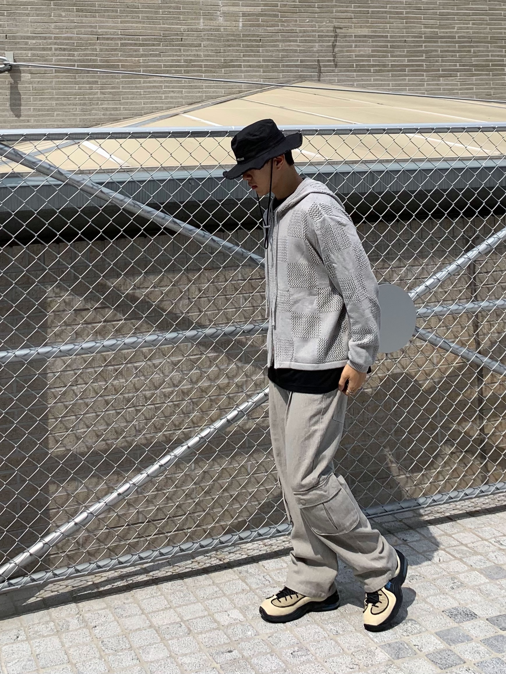 Nike x Stussy Air Penny II Rattan and Limestone, Jacquemus Le Bob Artichaut Bucket Hat Black 착용 스타일 - 2