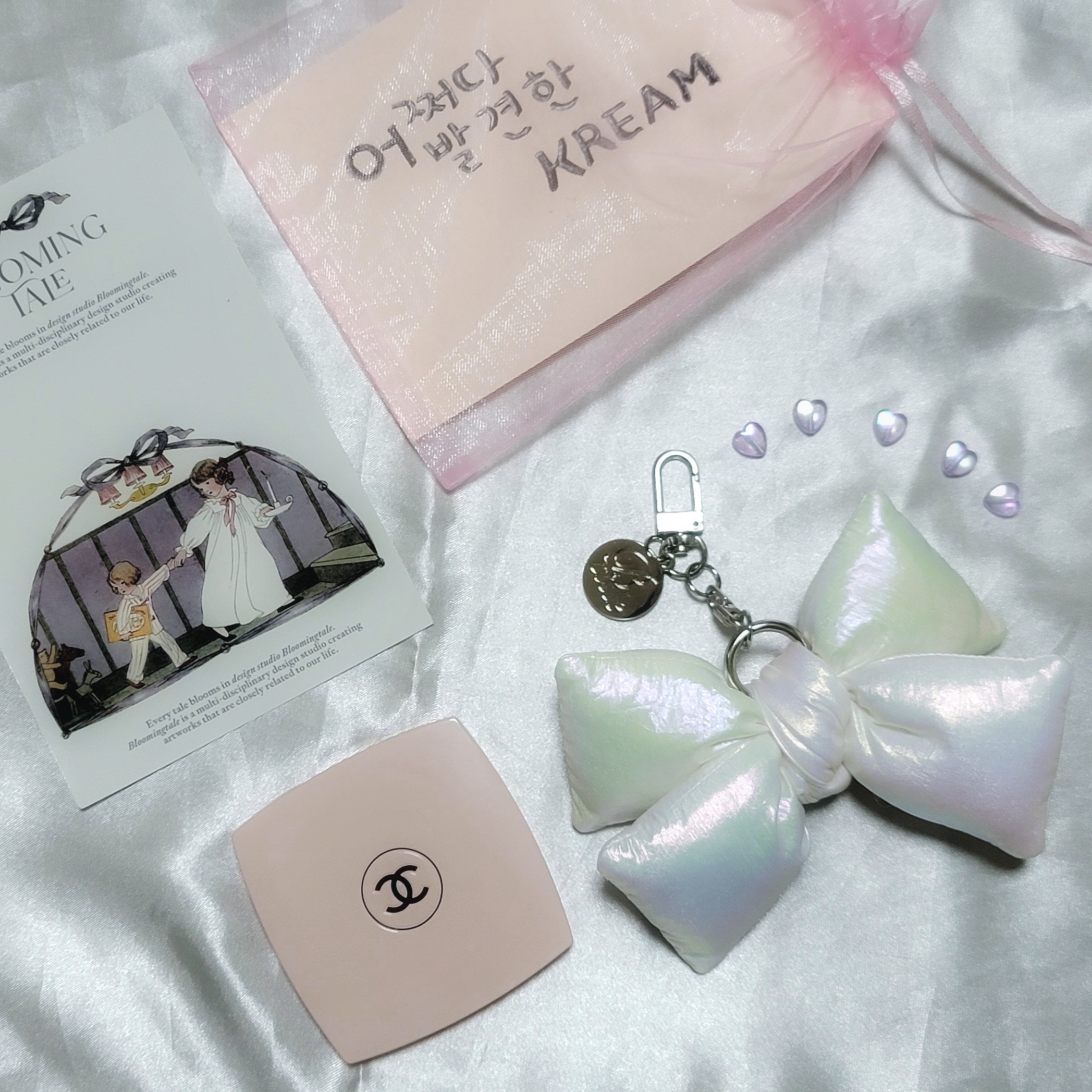 [KREAM 단독] Bloomingtale Padded Ribbon Keyring White, Chanel Codes Couleur Limited Edition Miroir Double Facettes 111 Ballerina 착용 스타일