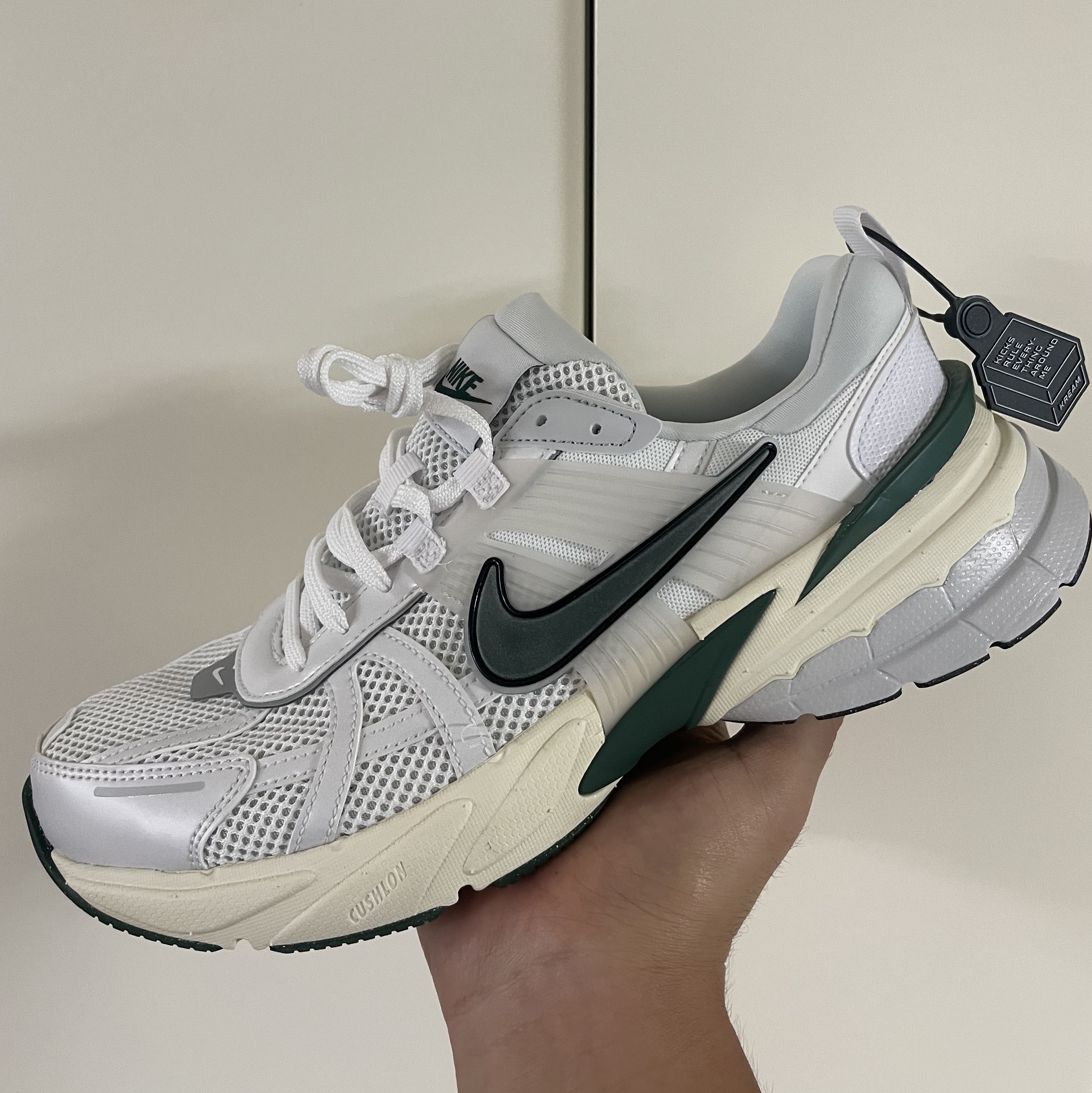 Nike V2K Run White Fir 착용 스타일
