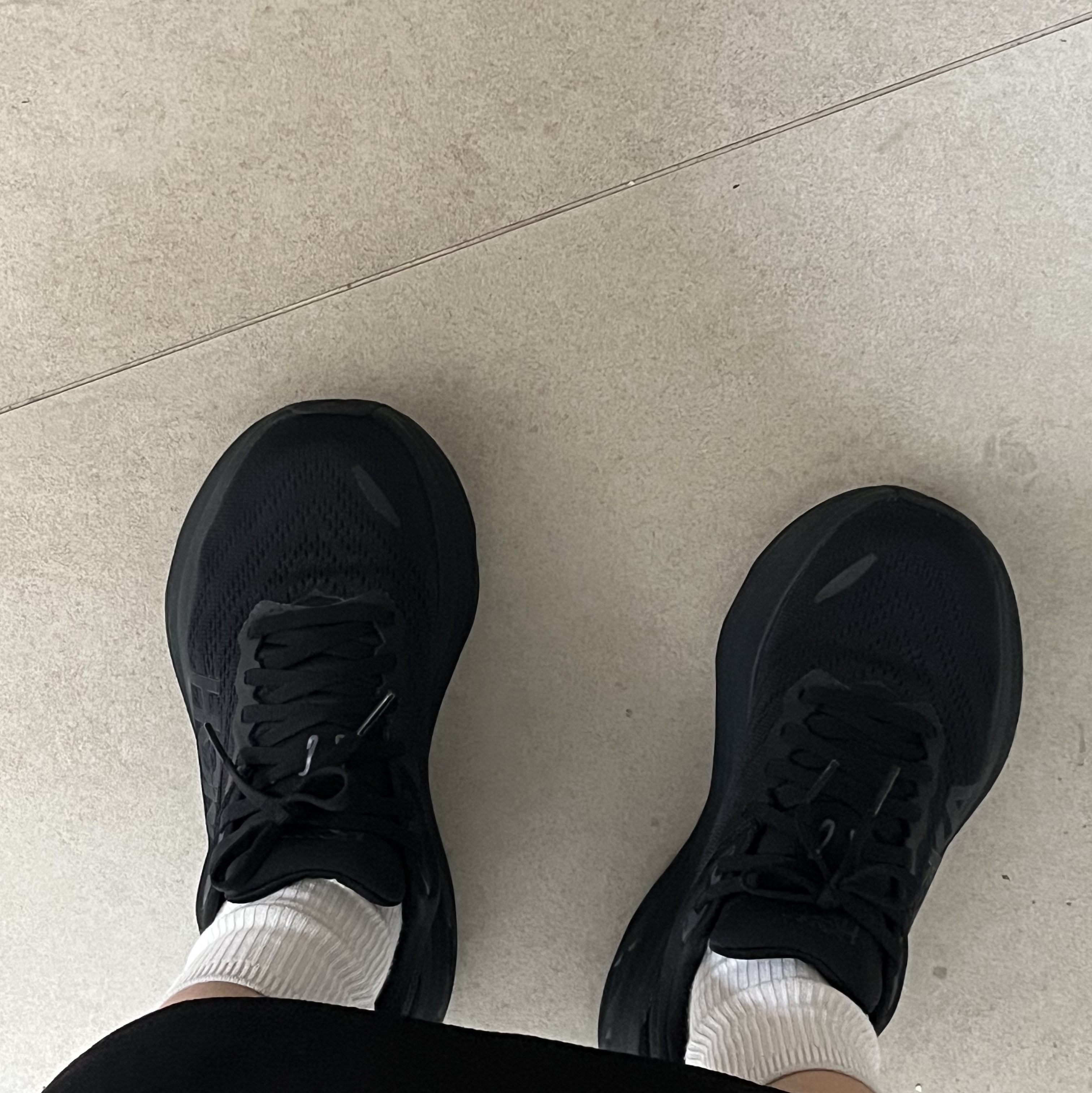 (W) Hoka Bondi 8 Black - Wide, Hoka Bondi 8 Black - Wide 착용 스타일 - 3
