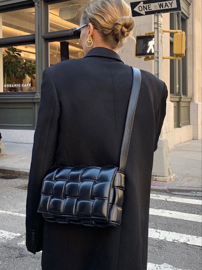 Bottega Veneta Padded Tech Cassette Belt Bag Potion Cranberry, Bottega Veneta Small Cassette Black 착용 스타일 - 4